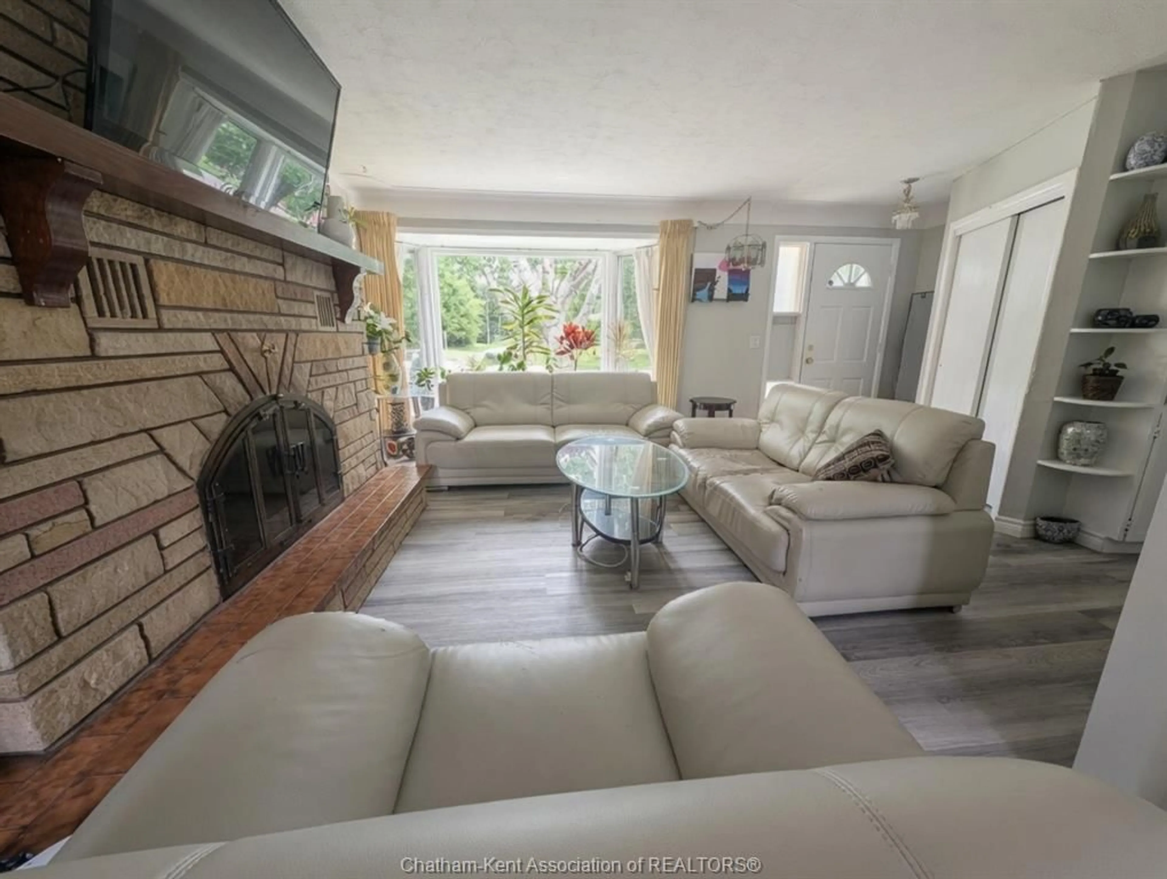 Living room with furniture, unknown for 79 Dunvegan Dr, Chatham Ontario N7M 4Z9