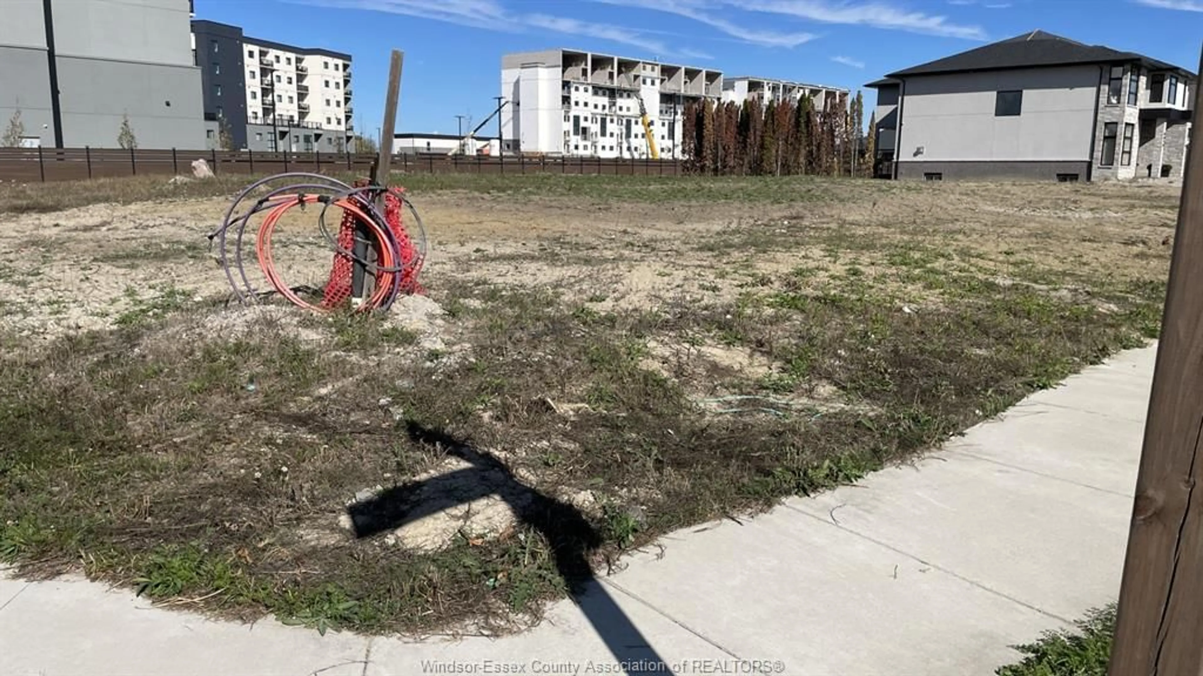 A pic from outside/outdoor area/front of a property/back of a property/a pic from drone, unknown for 7325 MEO BOULEVARD, LaSalle Ontario N9H 1H5