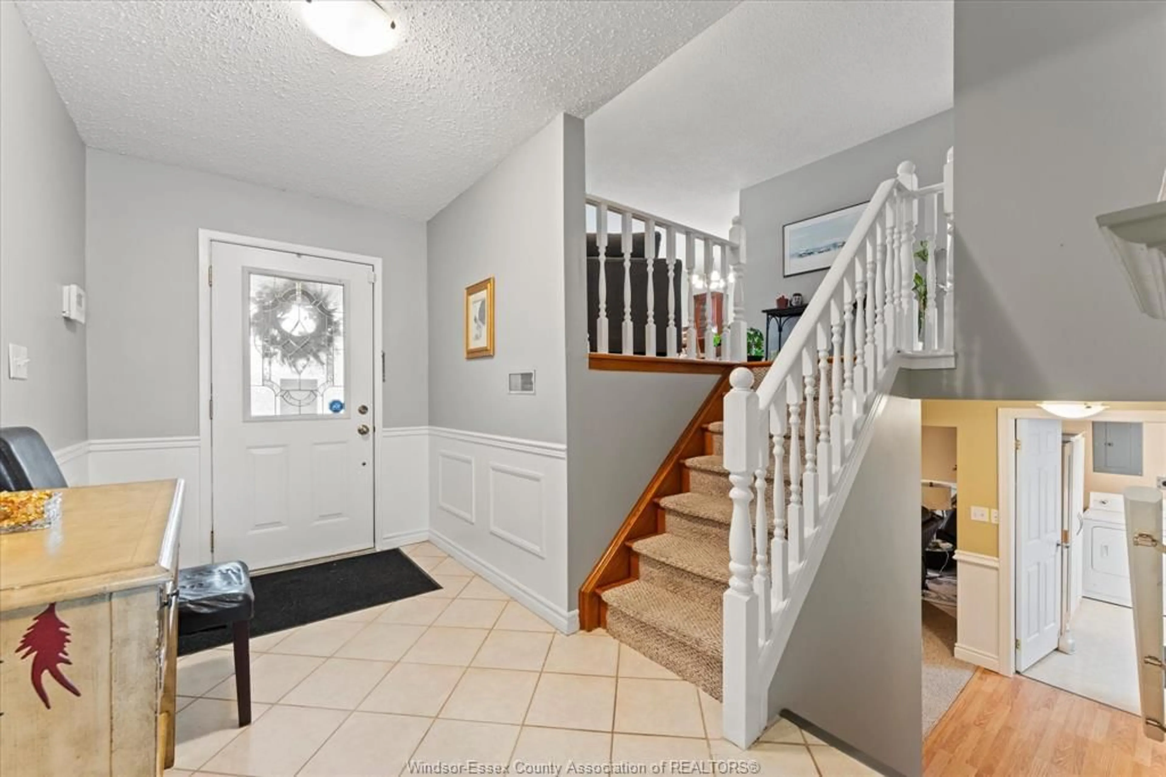Indoor foyer for 3209 Halpin, Windsor Ontario N8R 2B3