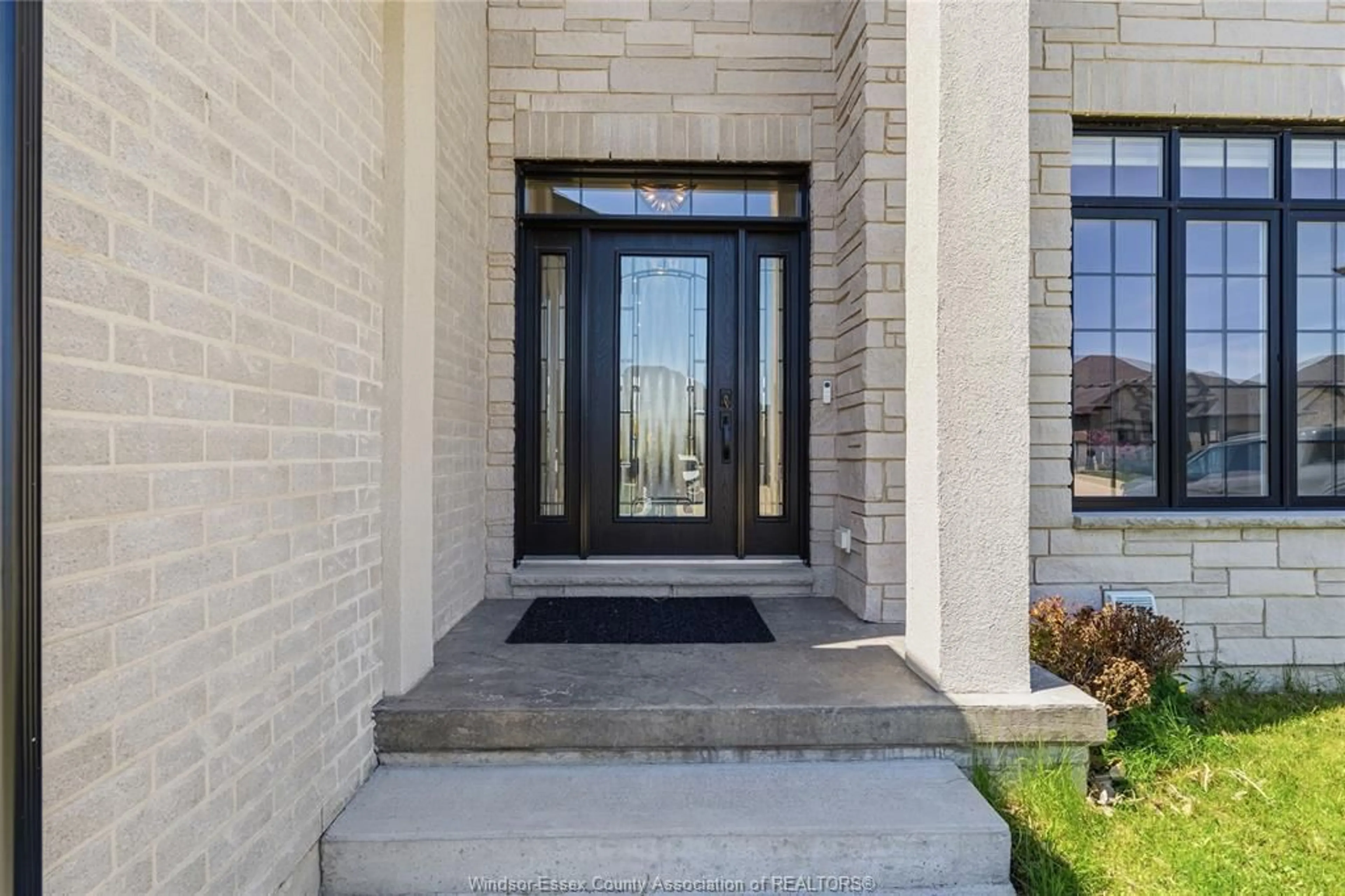 Indoor entryway for 875 MAGNOLIA Lane, Sarnia Ontario N7S 0G3