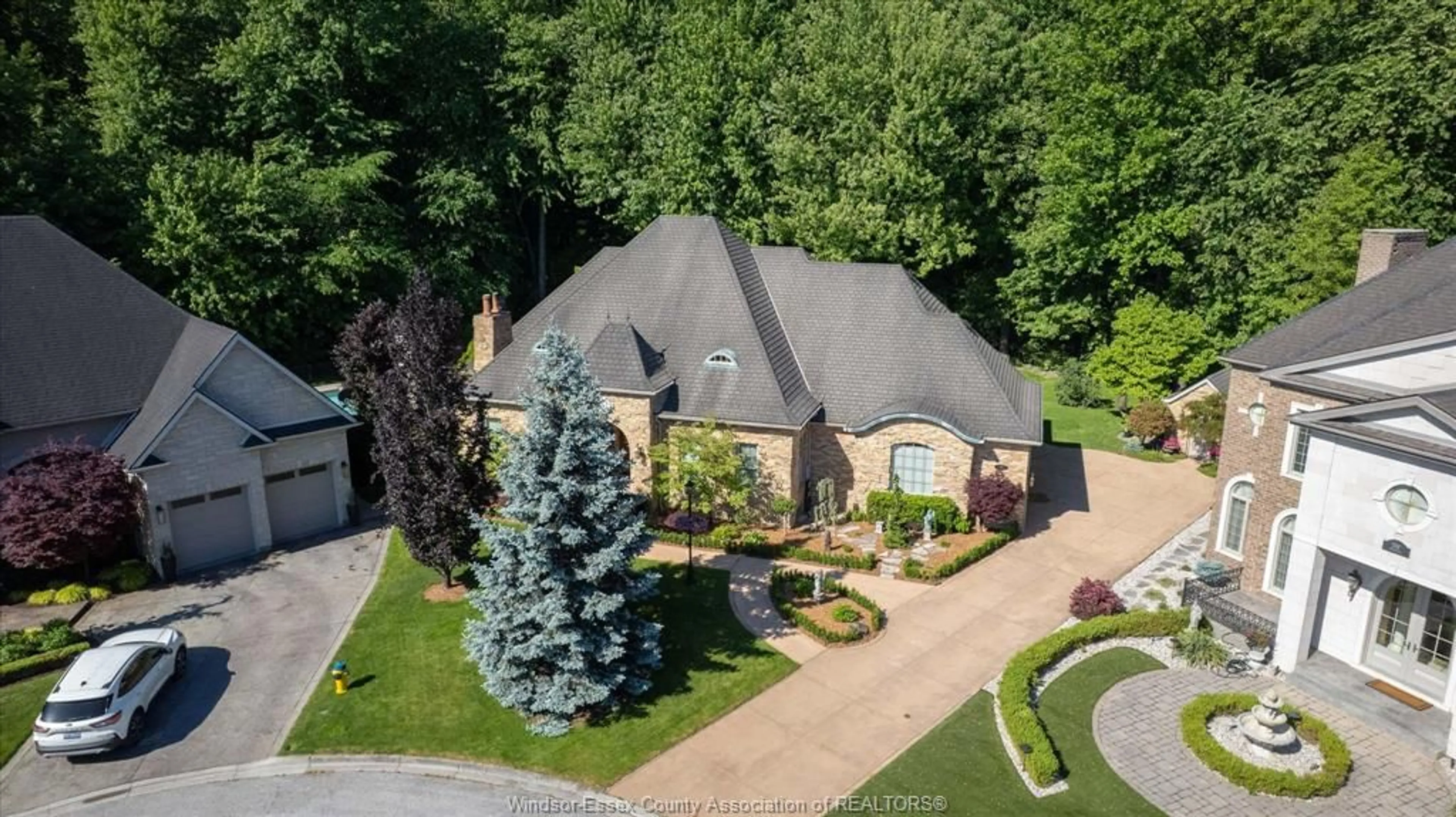 A pic from outside/outdoor area/front of a property/back of a property/a pic from drone, street for 385 BEL AIR Cir, Lakeshore Ontario N8N 5H4