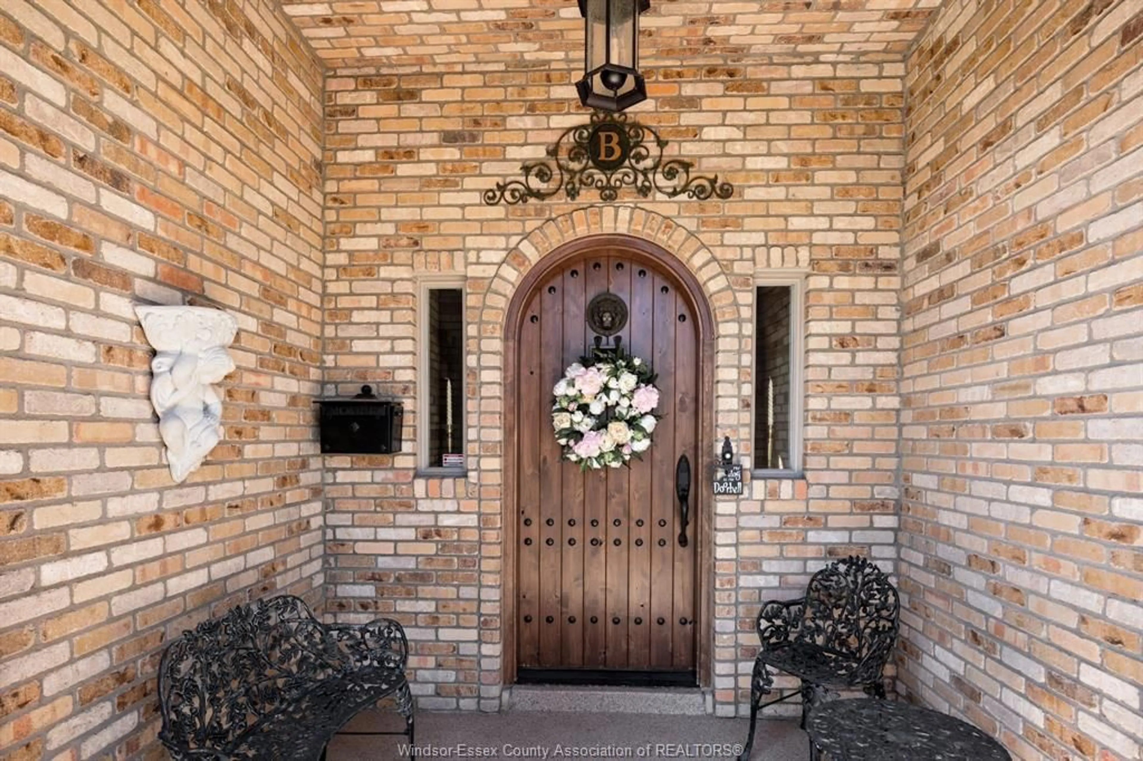 Indoor entryway for 385 BEL AIR Cir, Lakeshore Ontario N8N 5H4