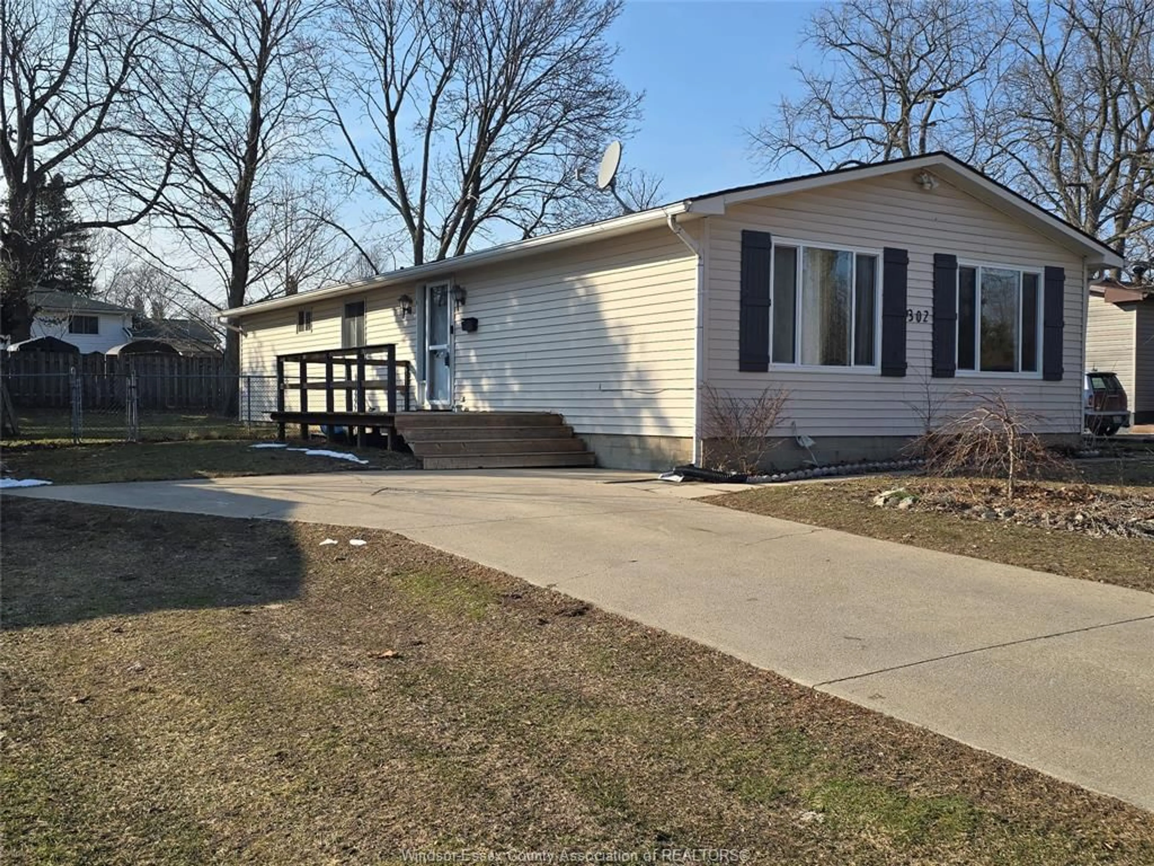 Home with vinyl exterior material, street for 302 Summerset Ave, Kingsville Ontario N9Y 2B9