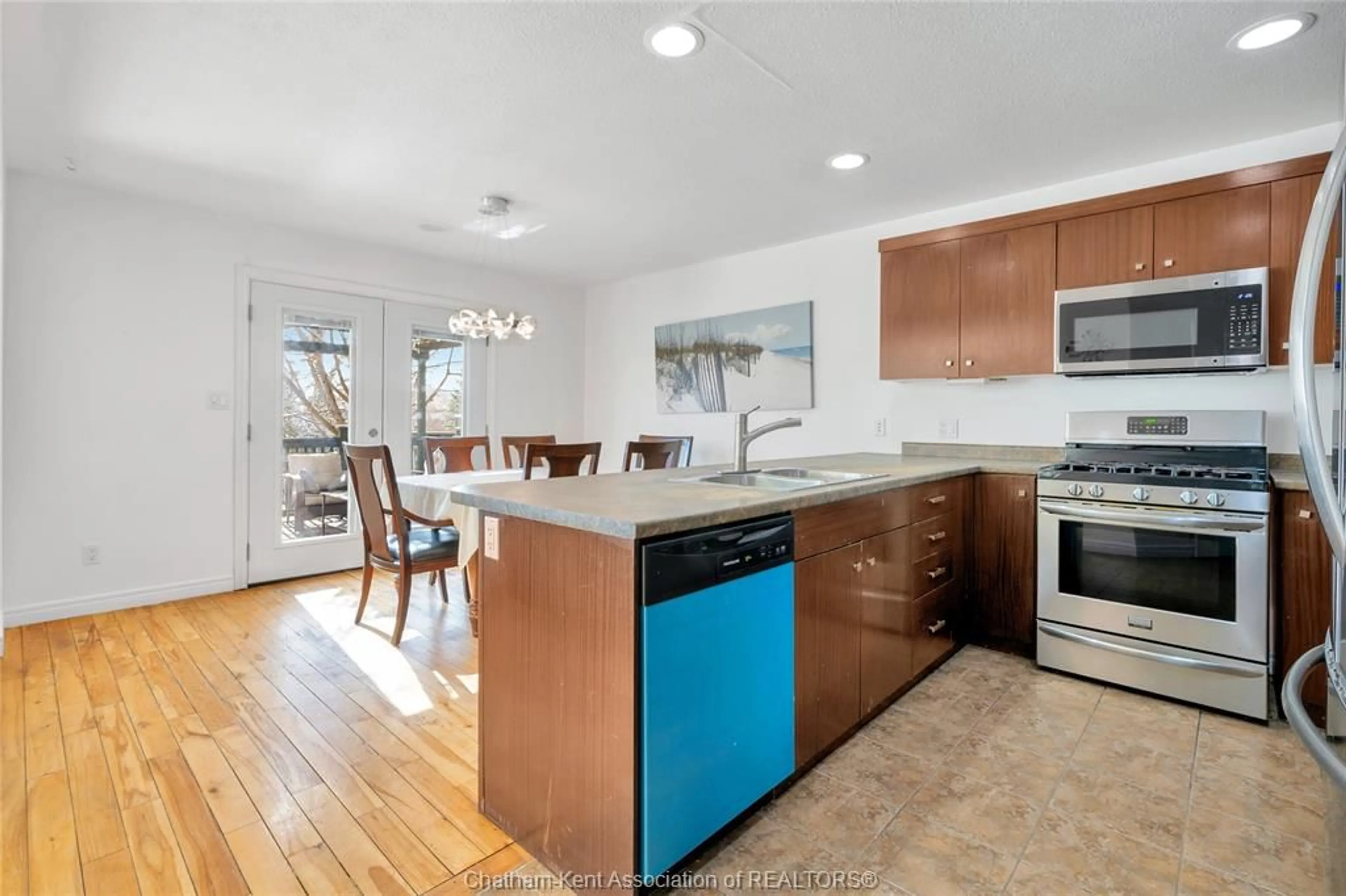 Open concept kitchen, unknown for 208 HUDSON Dr, Chatham Ontario N7L 0A4
