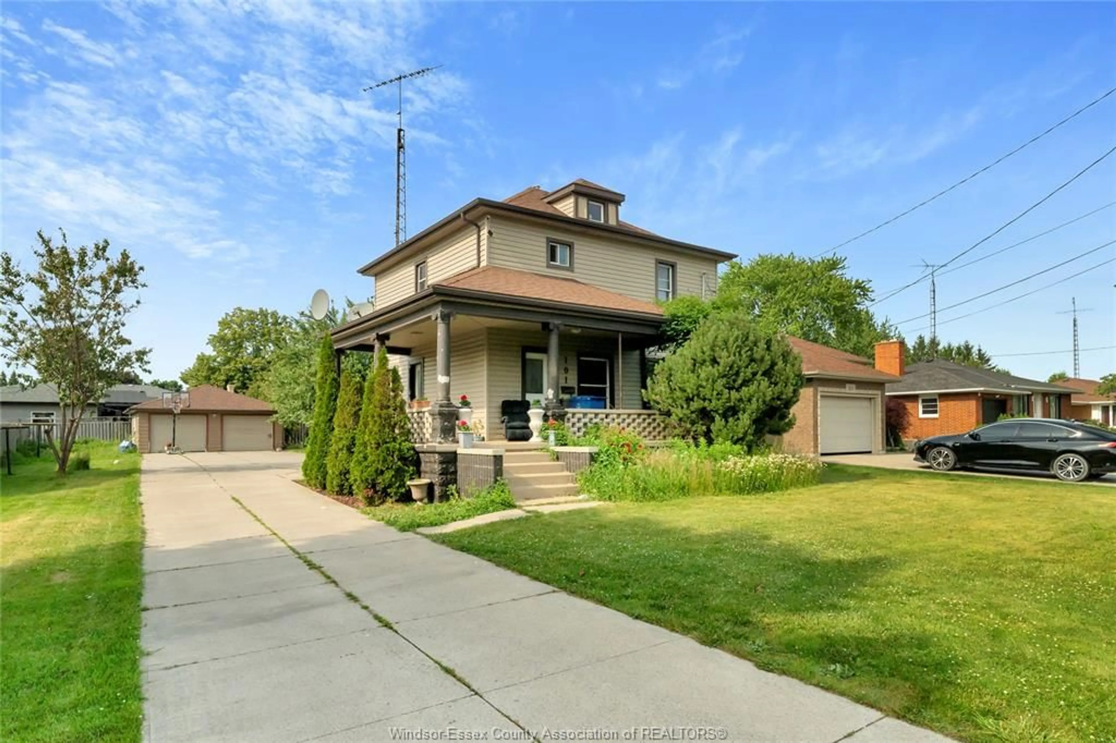 A pic from outside/outdoor area/front of a property/back of a property/a pic from drone, street for 101 OAK St, Leamington Ontario N8H 2C7