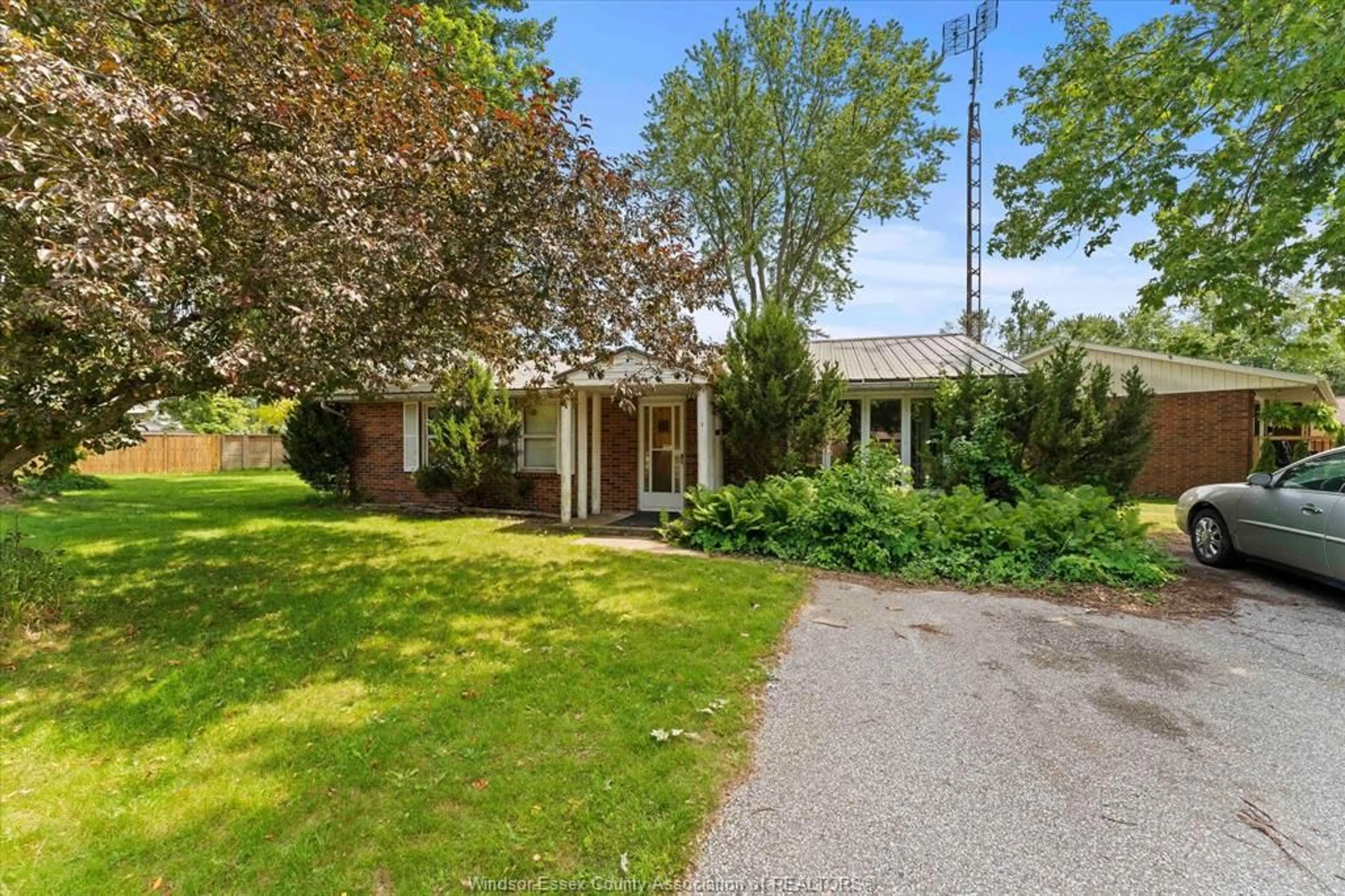 A pic from outside/outdoor area/front of a property/back of a property/a pic from drone, street for 309 Bayview Cres, Kingsville Ontario N9Y 2J6