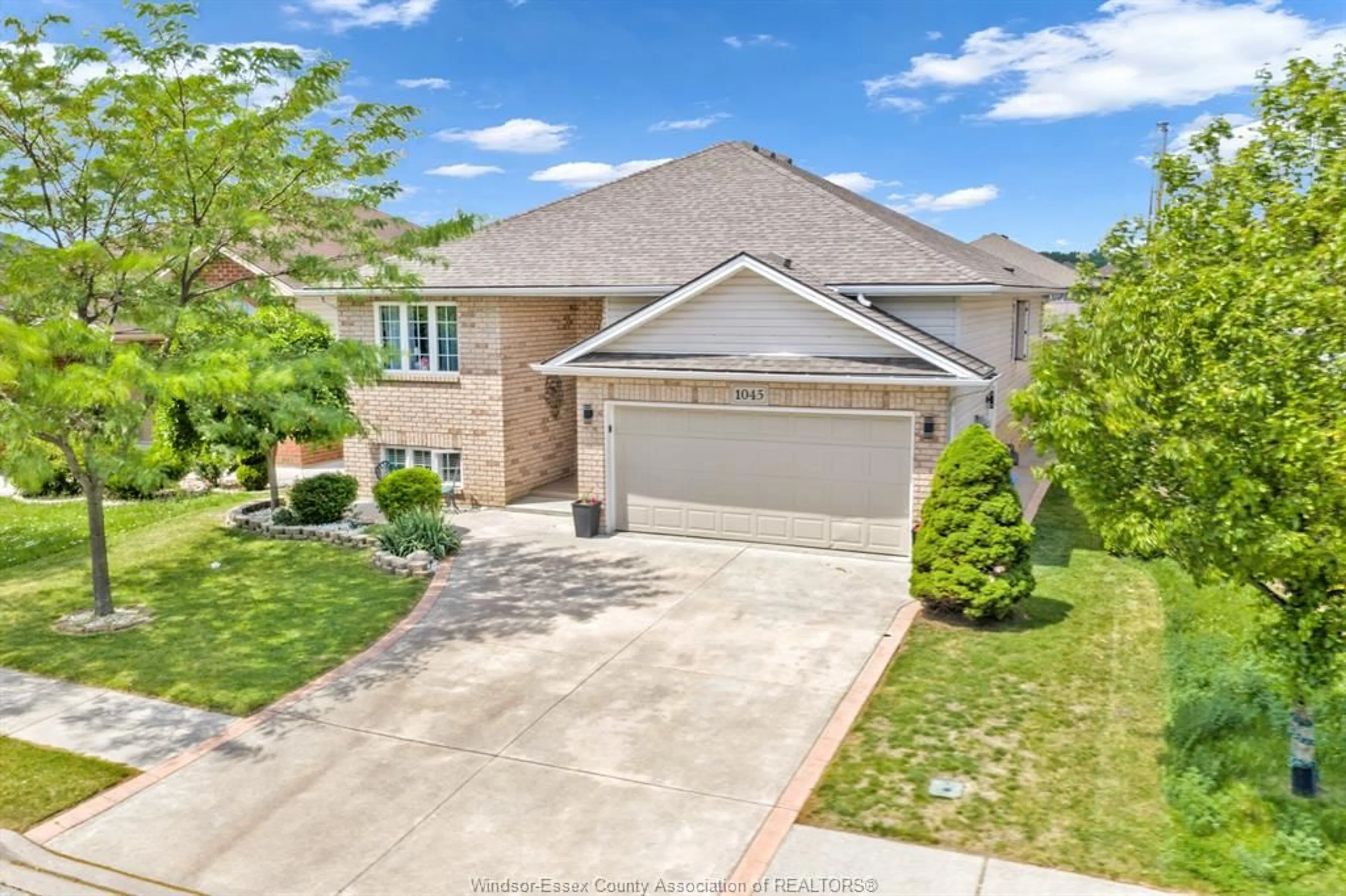 A pic from outside/outdoor area/front of a property/back of a property/a pic from drone, street for 1045 CLOVER Ave, Windsor Ontario N8P 1V8