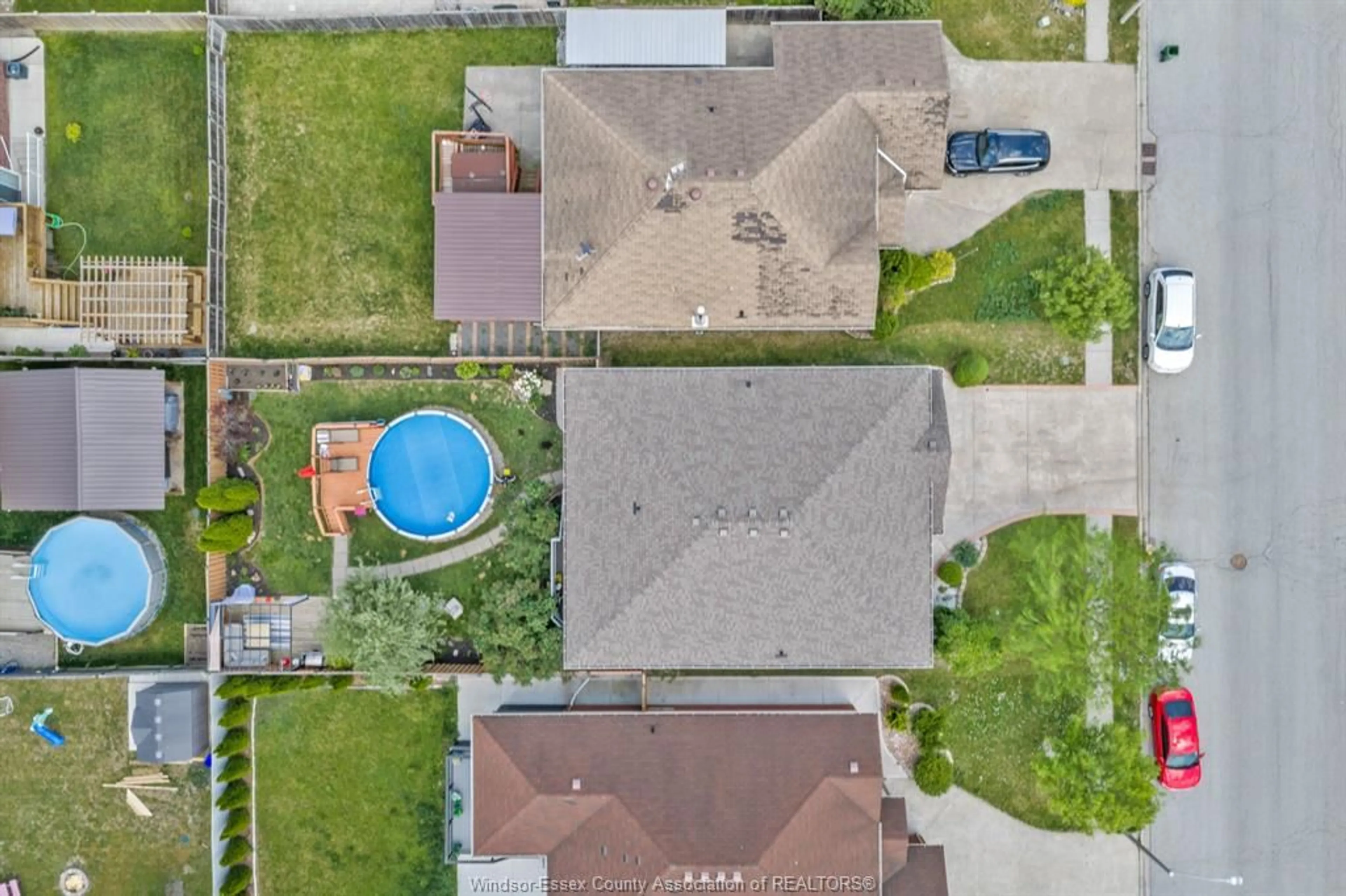 A pic from outside/outdoor area/front of a property/back of a property/a pic from drone, street for 1045 CLOVER Ave, Windsor Ontario N8P 1V8