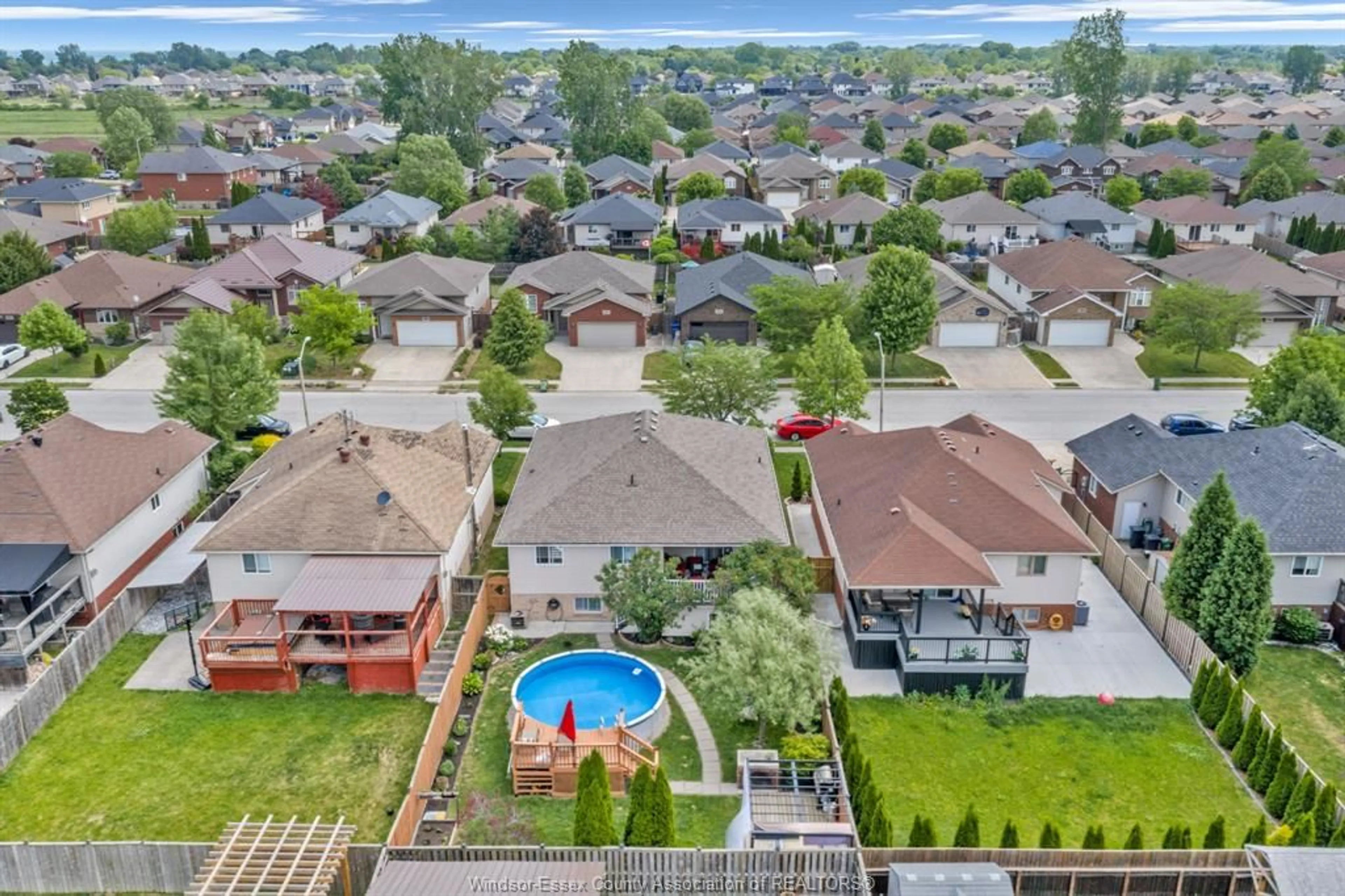 A pic from outside/outdoor area/front of a property/back of a property/a pic from drone, city buildings view from balcony for 1045 CLOVER Ave, Windsor Ontario N8P 1V8