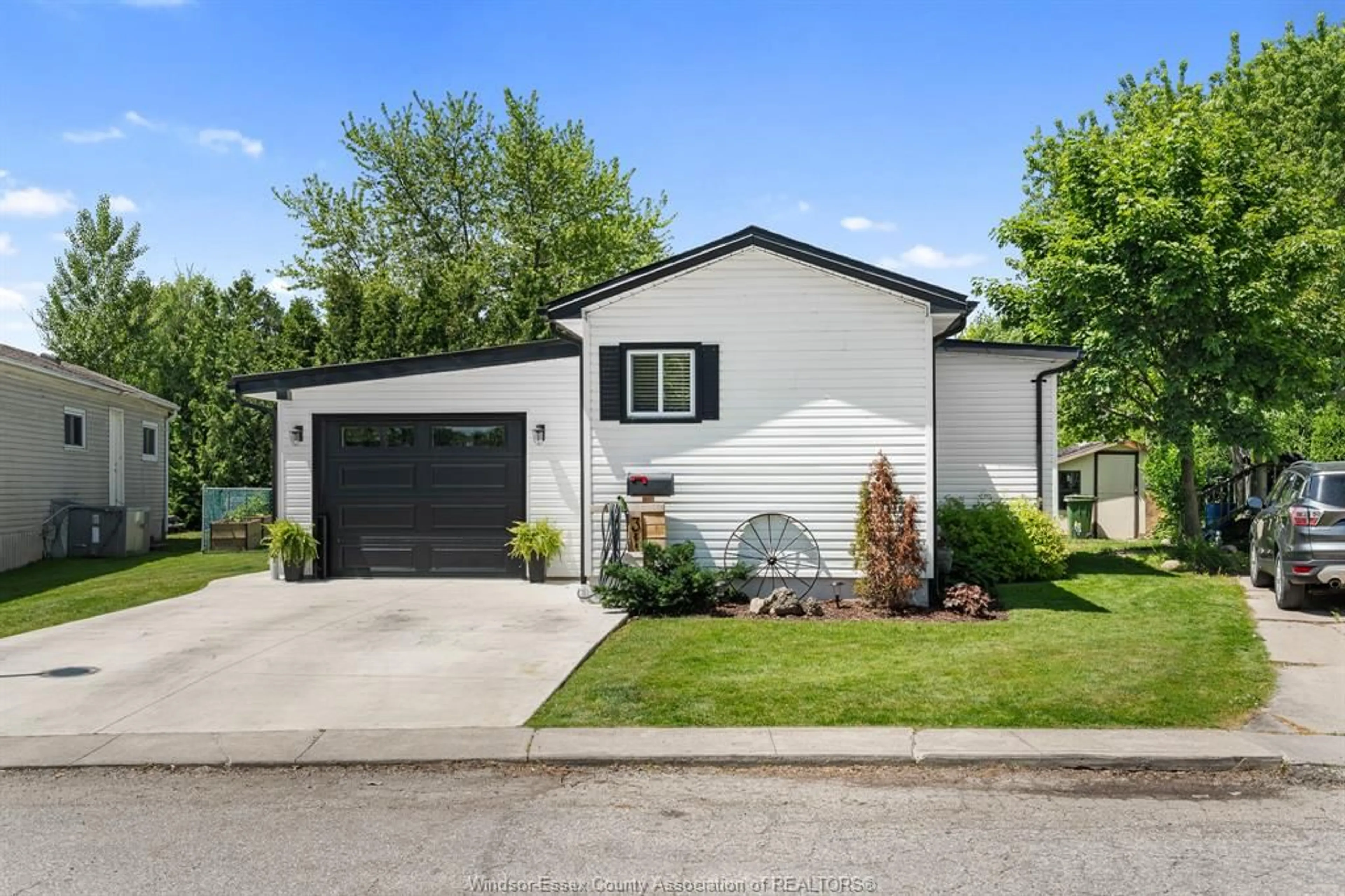 Home with vinyl exterior material, street for 31 DANA DRIVE, Essex Ontario N8M 1Z1