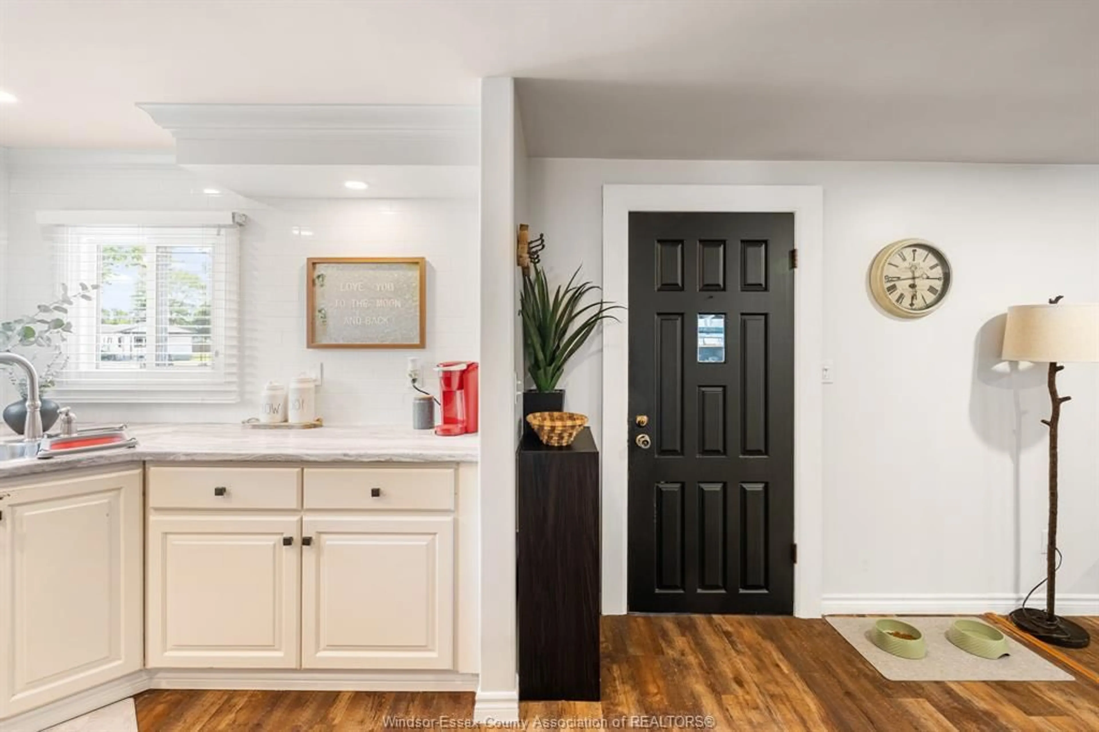 Indoor entryway for 31 DANA DRIVE, Essex Ontario N8M 1Z1
