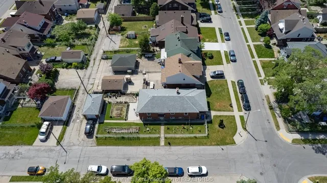 1402 Elsmere Ave, Windsor 3