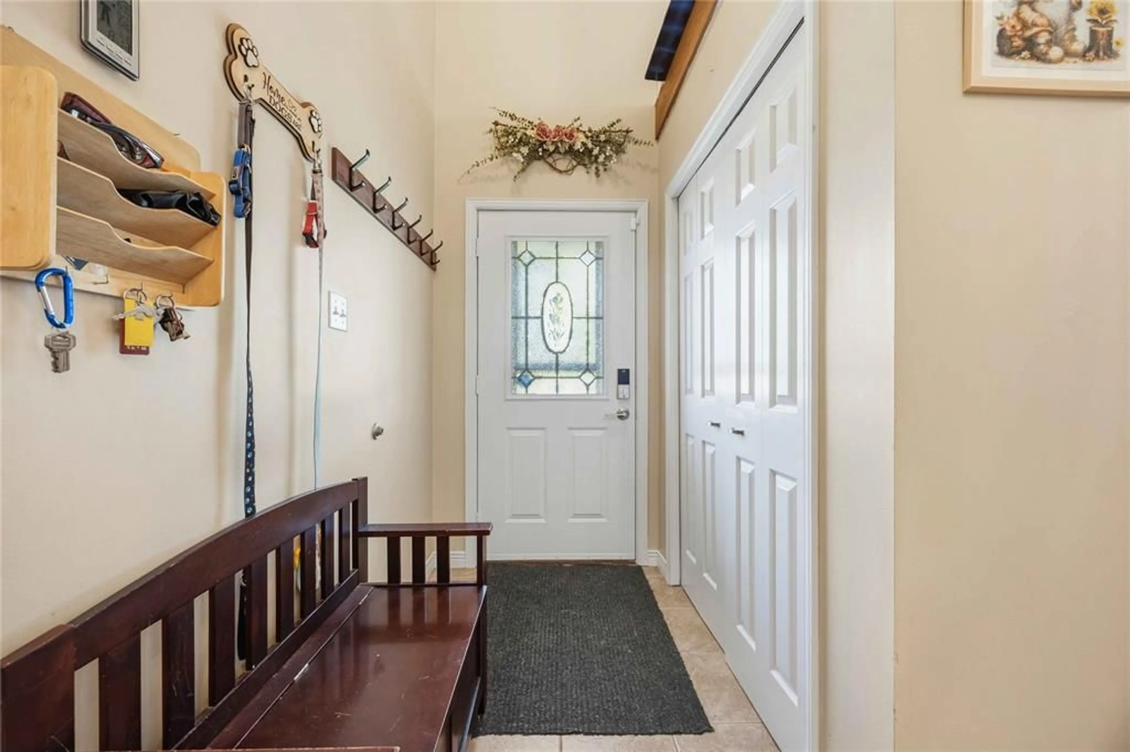Indoor entryway for 95 Turner Dr, Sarnia Ontario N7S 5G6