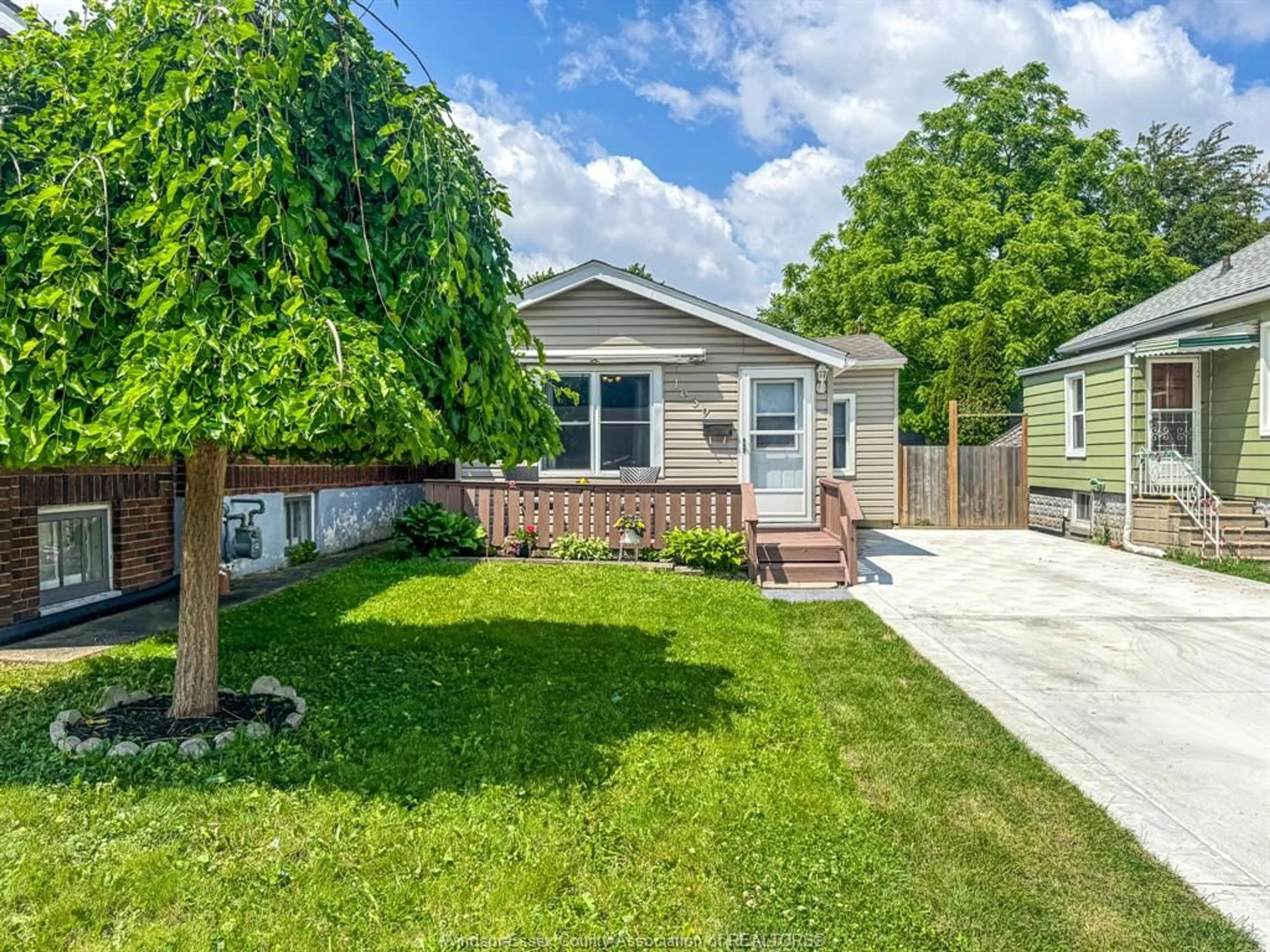 A pic from outside/outdoor area/front of a property/back of a property/a pic from drone, street for 1639 ST LUKE, Windsor Ontario N8Y 3N4