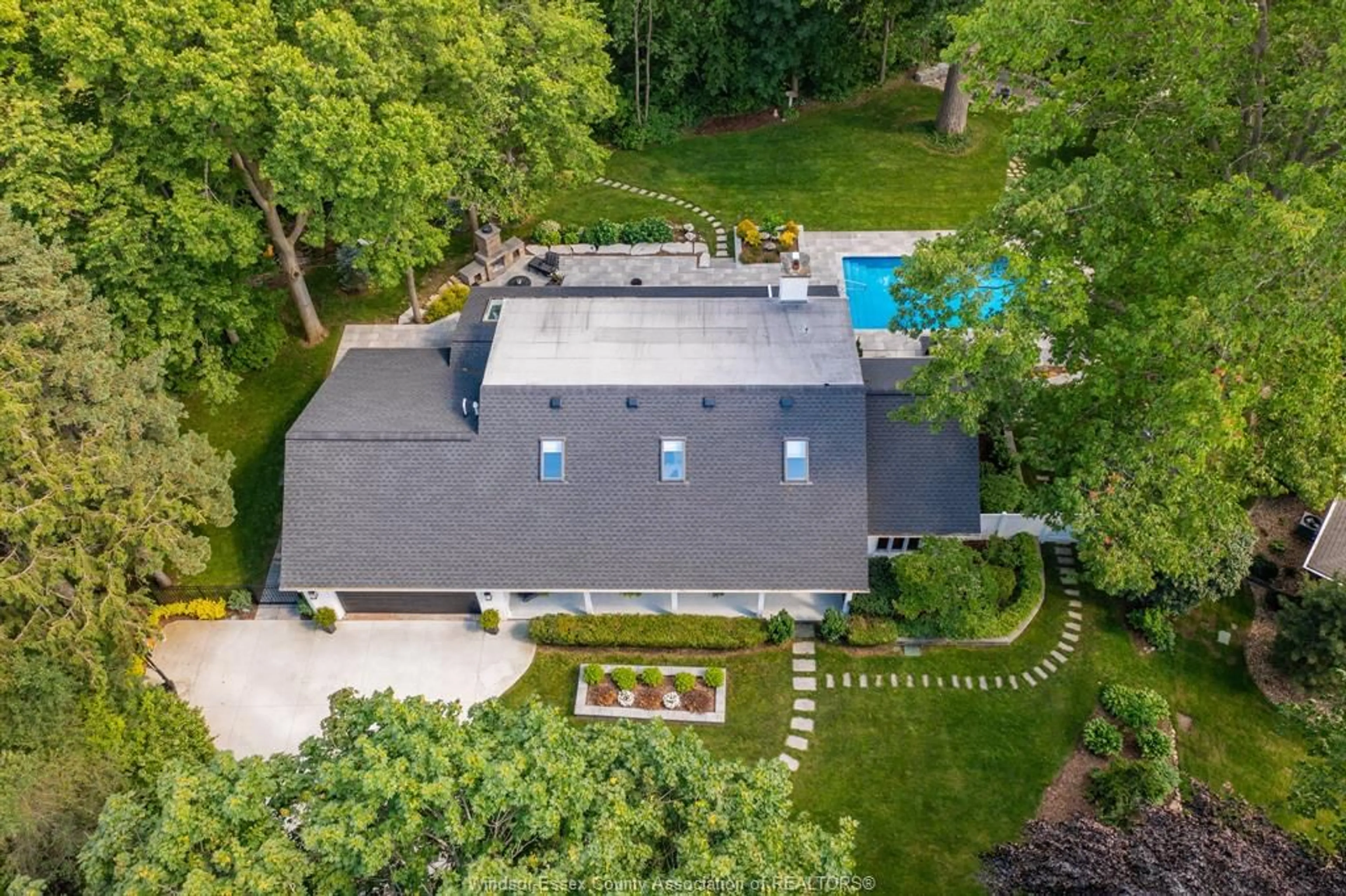 A pic from outside/outdoor area/front of a property/back of a property/a pic from drone, unknown for 3073 CENTENNIAL, Kingsville Ontario N8H 4G6