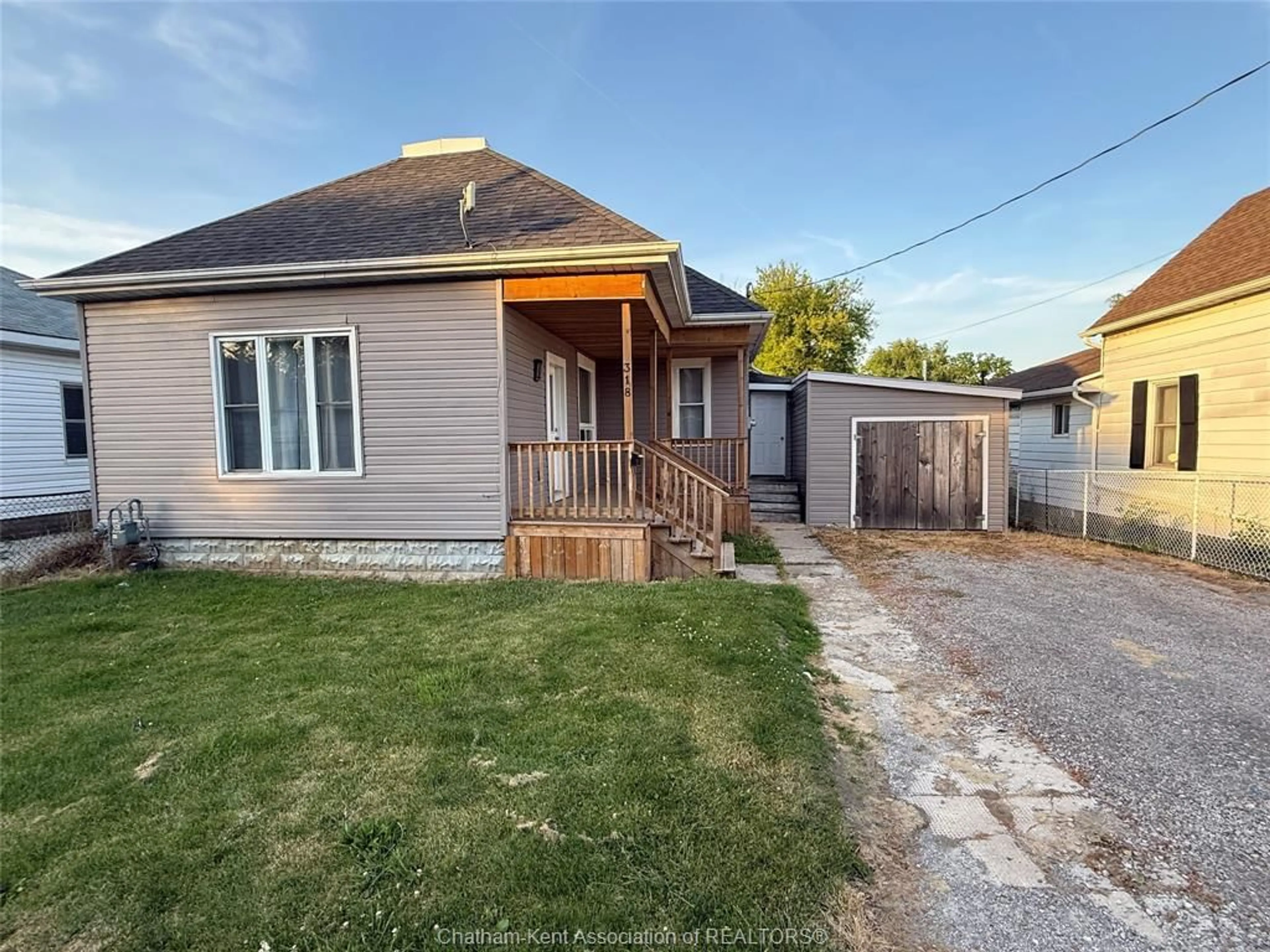 A pic from outside/outdoor area/front of a property/back of a property/a pic from drone, street for 318 LAFONTAINE St, Wallaceburg Ontario N8A 4H9