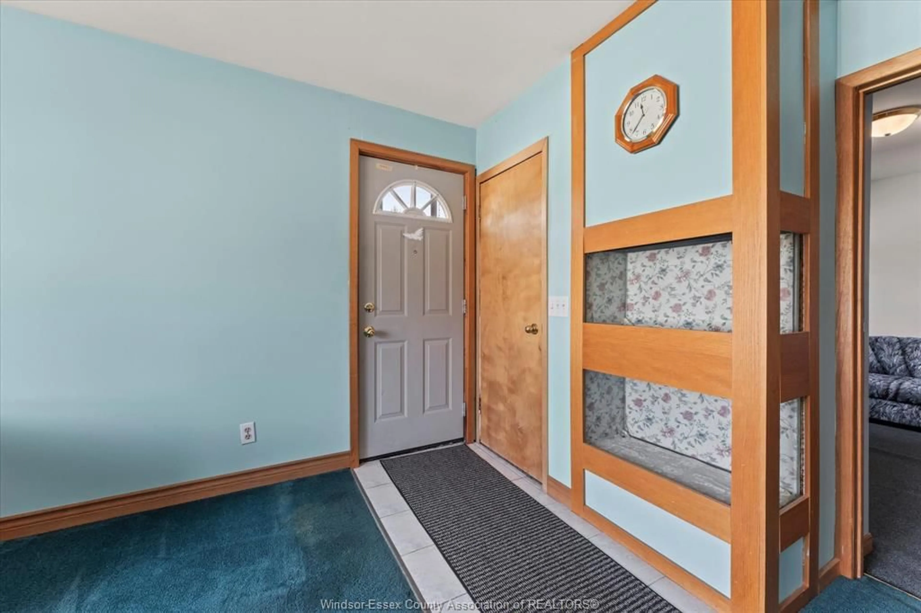 Indoor entryway for 268 KEMPT St, Amherstburg Ontario N9V 2H8