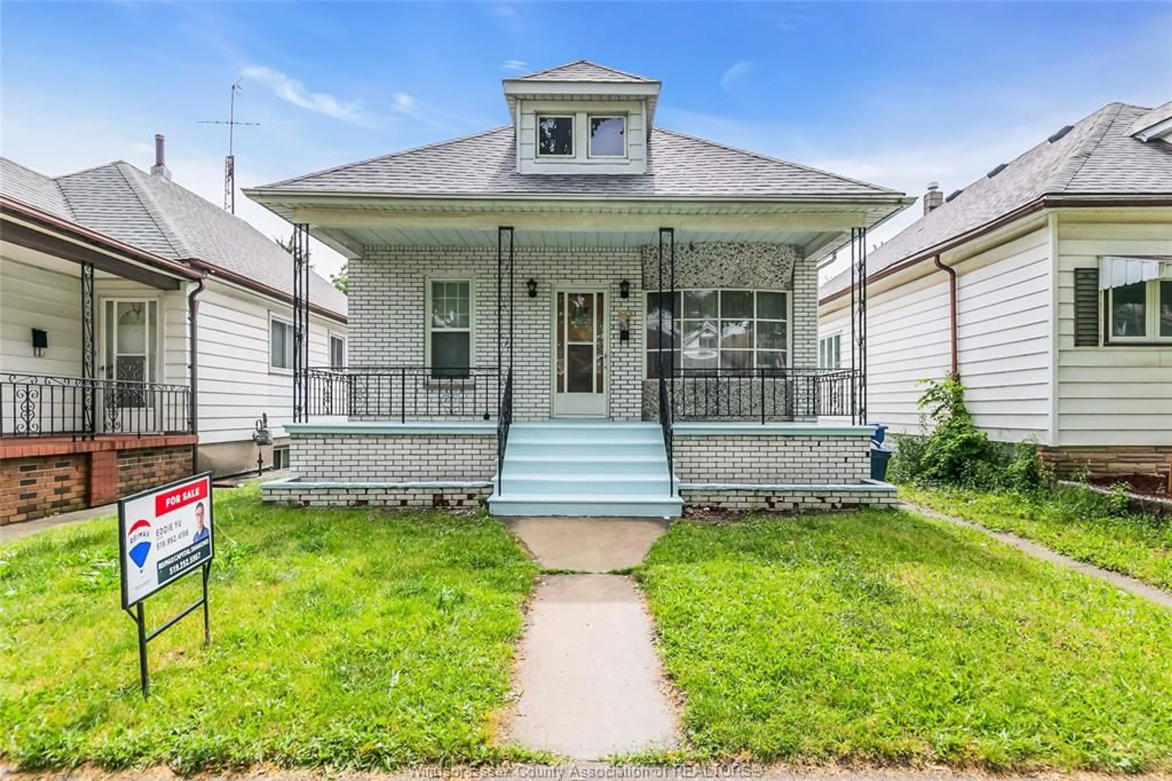 Home with vinyl exterior material, street for 383 MCEWAN, Windsor Ontario N9B 2E5