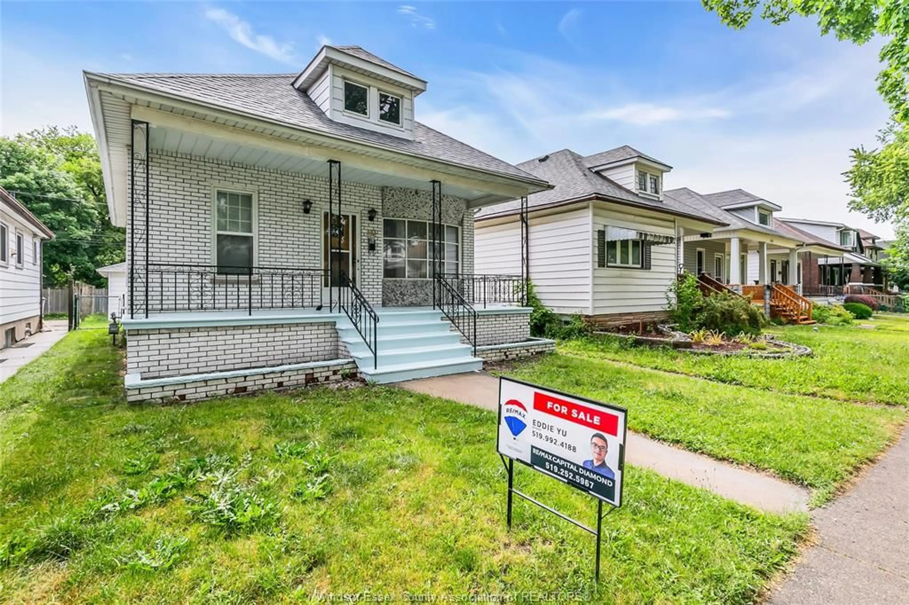 Home with vinyl exterior material, street for 383 MCEWAN, Windsor Ontario N9B 2E5