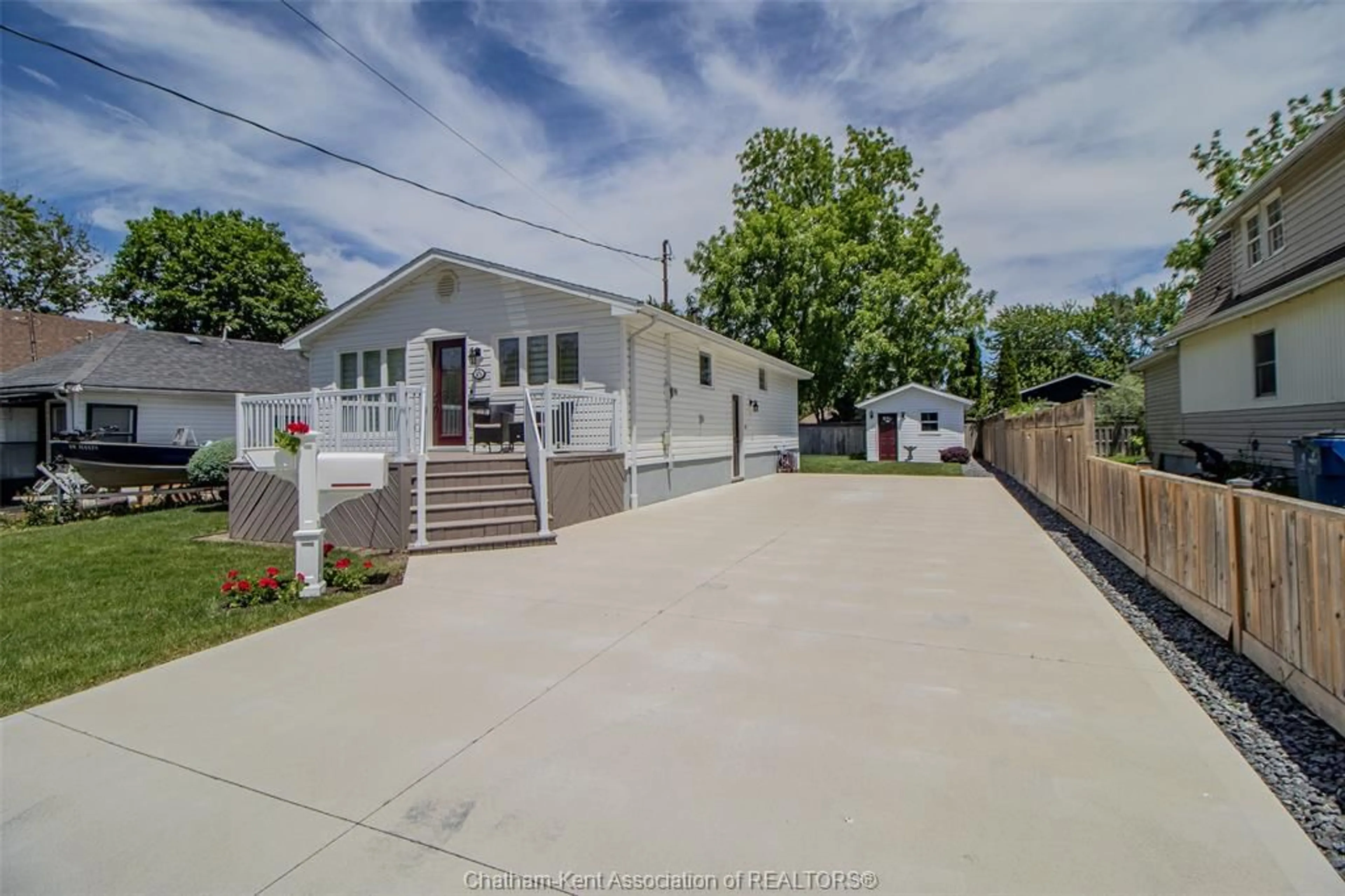 A pic from outside/outdoor area/front of a property/back of a property/a pic from drone, street for 45 Berry St, Chatham Ontario N7M 3B2