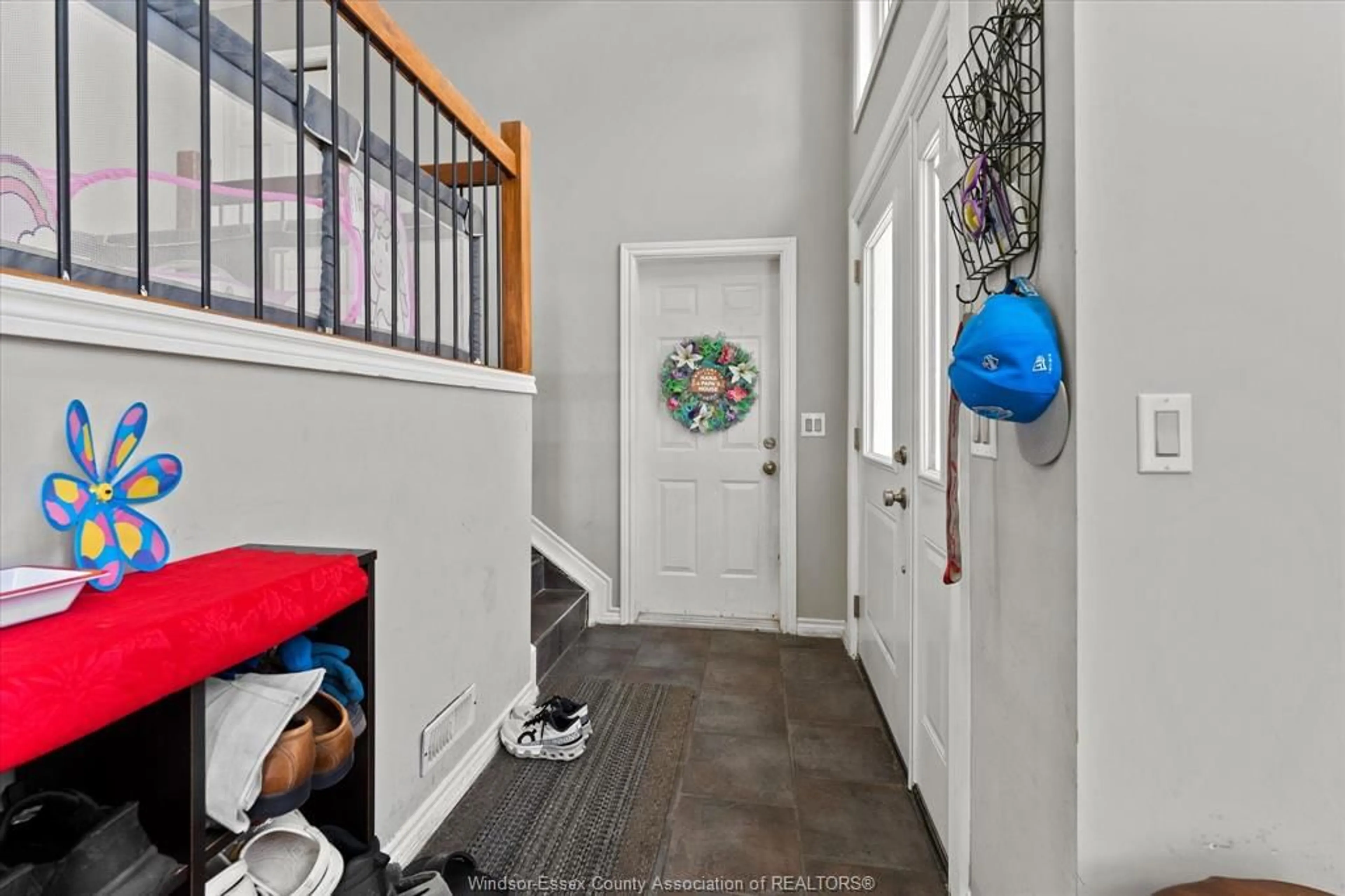 Indoor entryway for 4697 HELSINKI Cres, Windsor Ontario N9G 3G2