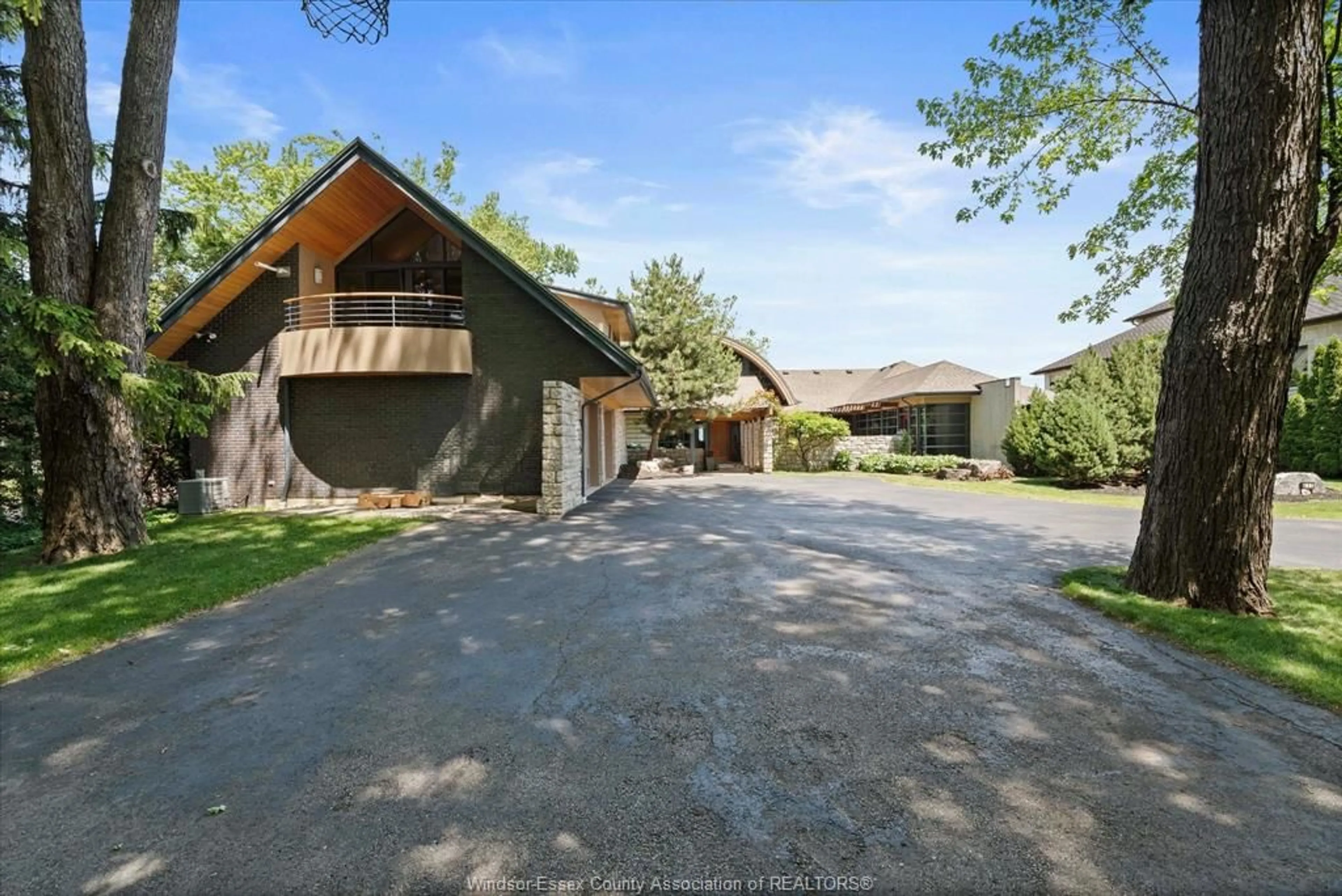 A pic from outside/outdoor area/front of a property/back of a property/a pic from drone, street for 450 RUSSELL WOODS Rd, Lakeshore Ontario N8N 3S5