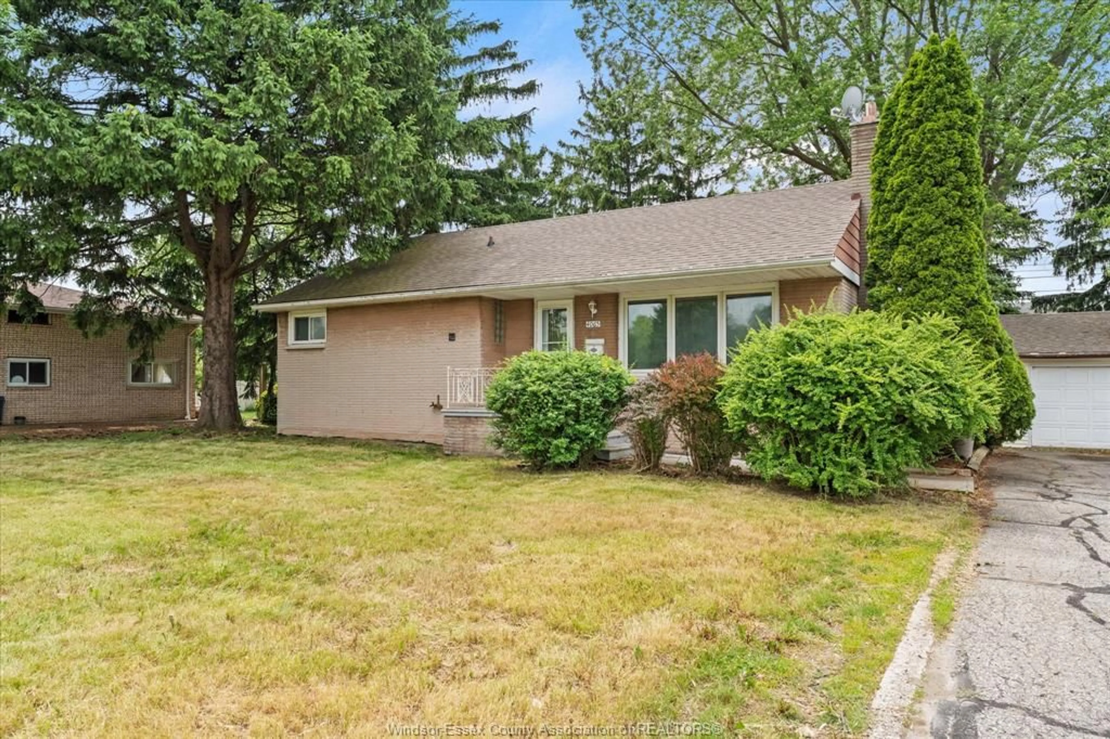 Unknown for 4065 Dougall, Windsor Ontario N9G 1X4