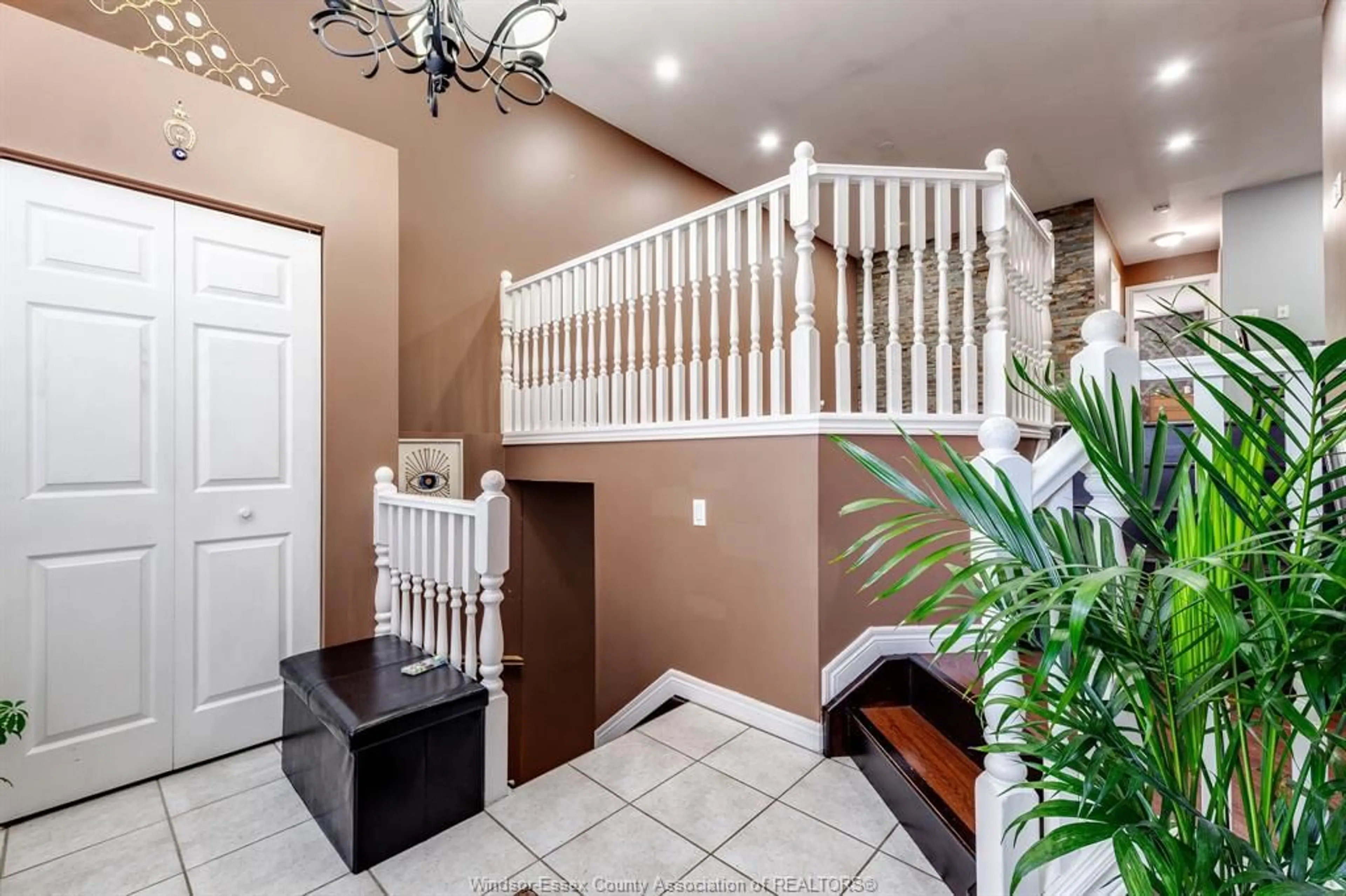 Indoor entryway for 3740 HOLBURN St, Windsor Ontario N9E 4S9