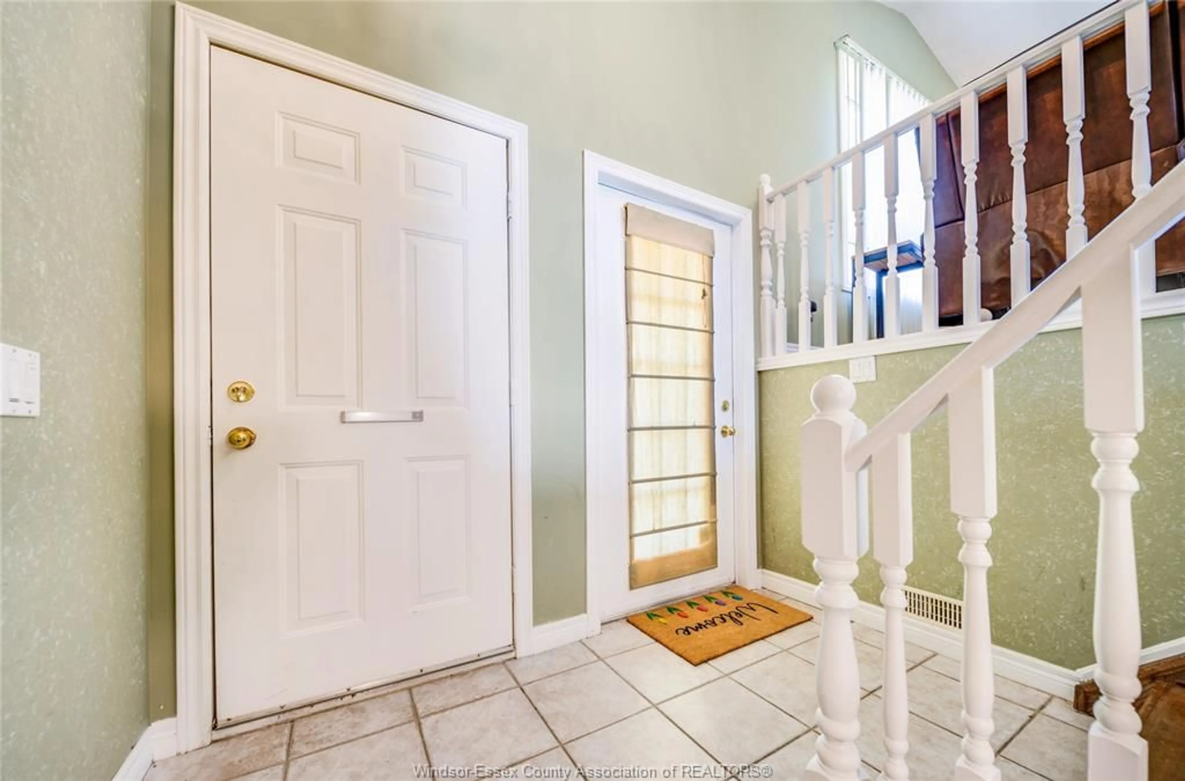 Indoor entryway for 185 ELM Ave, Windsor Ontario N9A 5G9