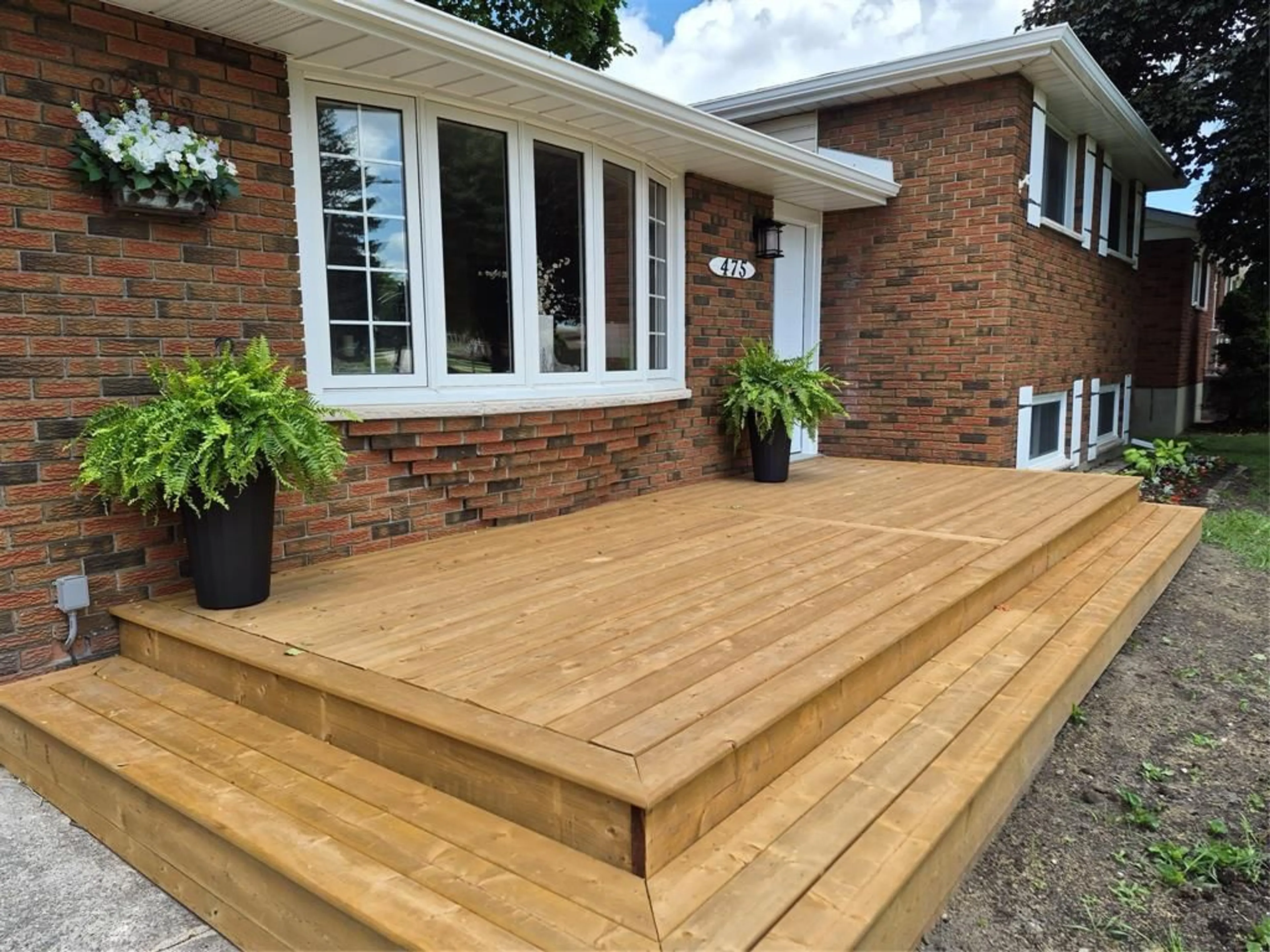 Patio, street for 475 COLBORNE Dr, St Clair Ontario N0N 1G0