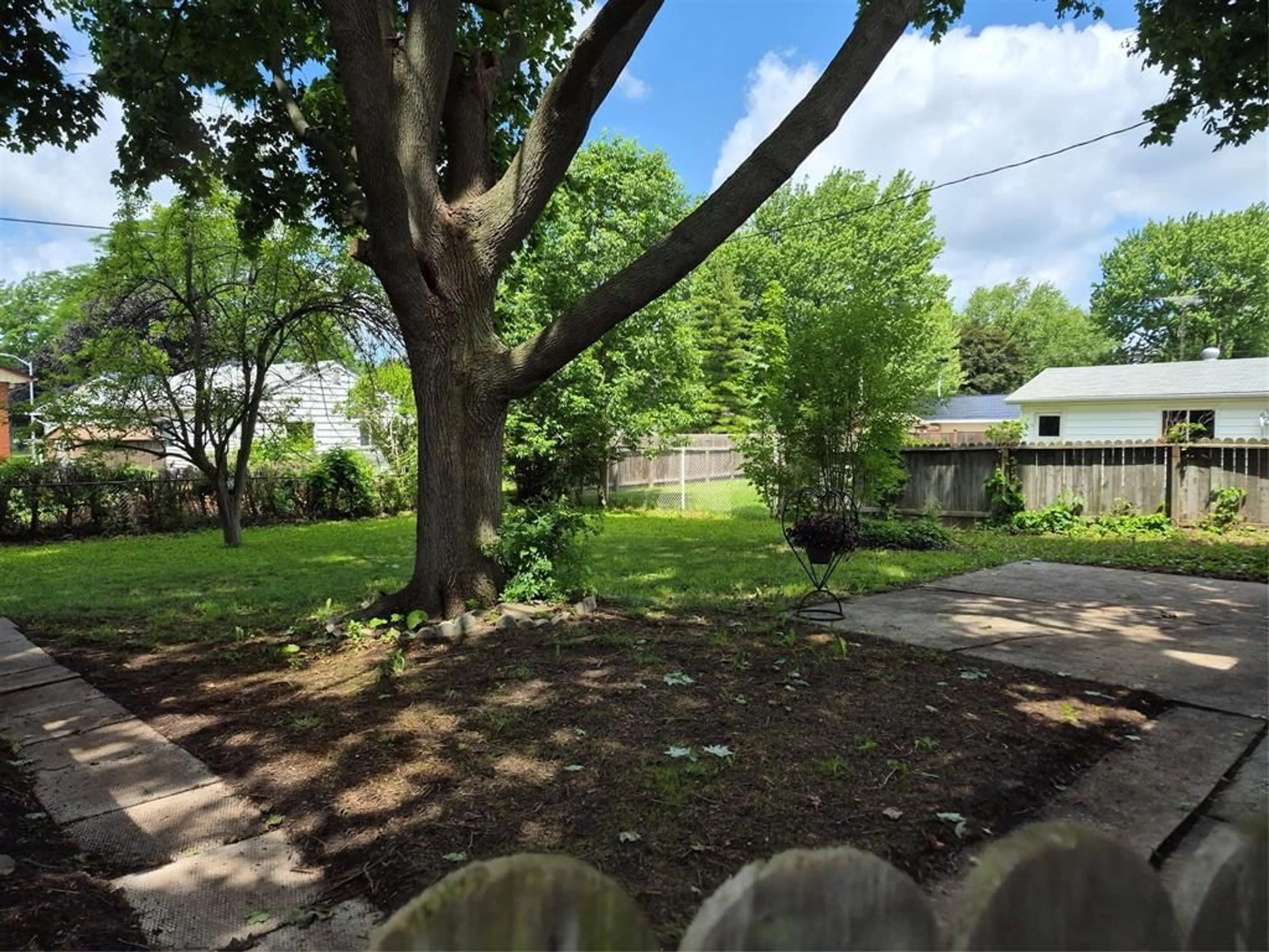 A pic from outside/outdoor area/front of a property/back of a property/a pic from drone, unknown for 475 COLBORNE Dr, St Clair Ontario N0N 1G0