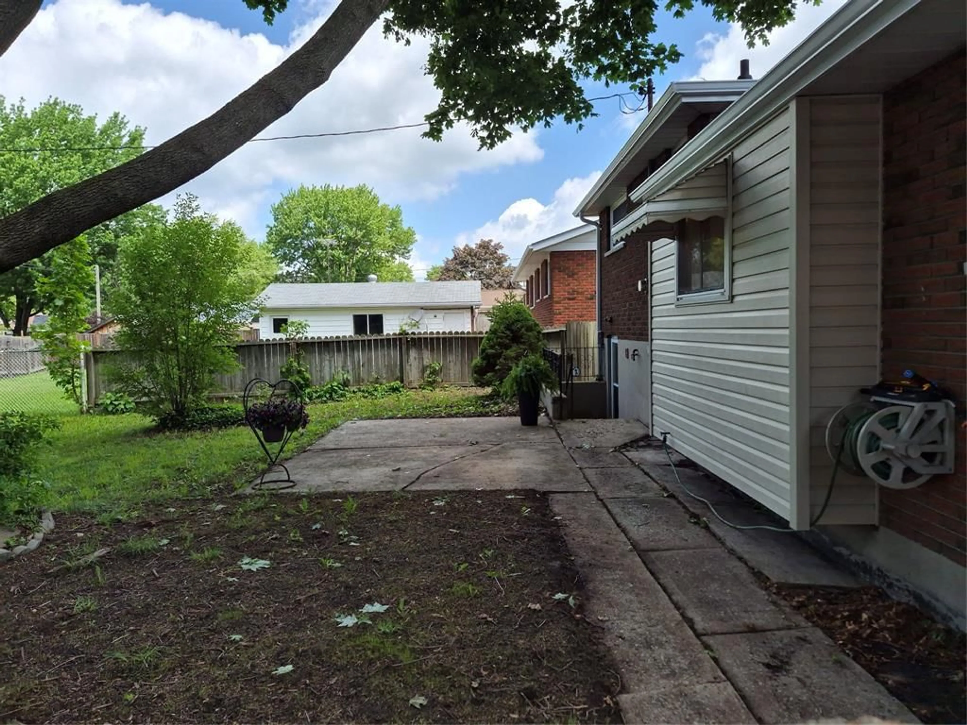 A pic from outside/outdoor area/front of a property/back of a property/a pic from drone, street for 475 COLBORNE Dr, St Clair Ontario N0N 1G0