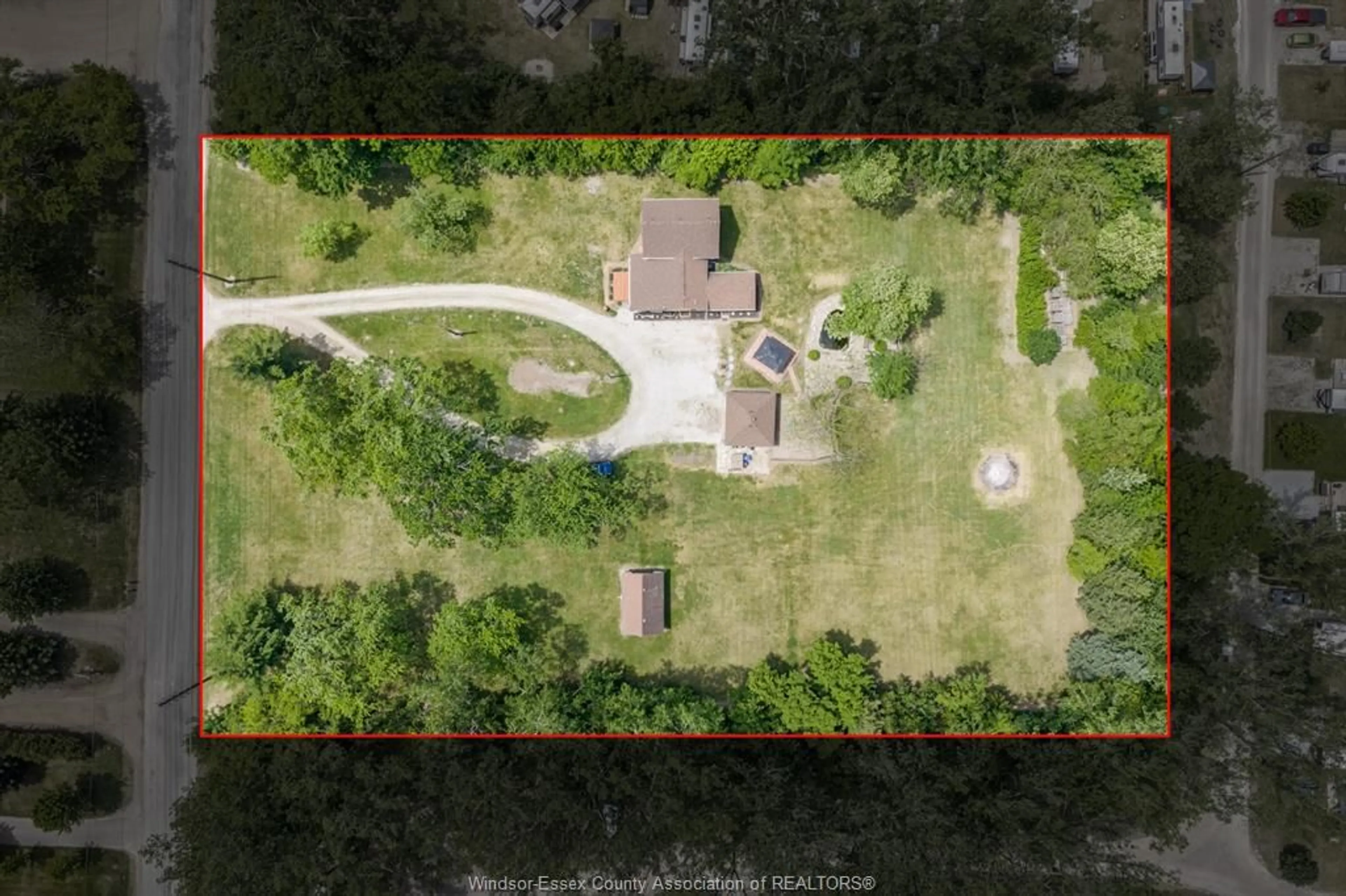 A pic from outside/outdoor area/front of a property/back of a property/a pic from drone, unknown for 125 Mersea Rd 5, Leamington Ontario N8H 3V5