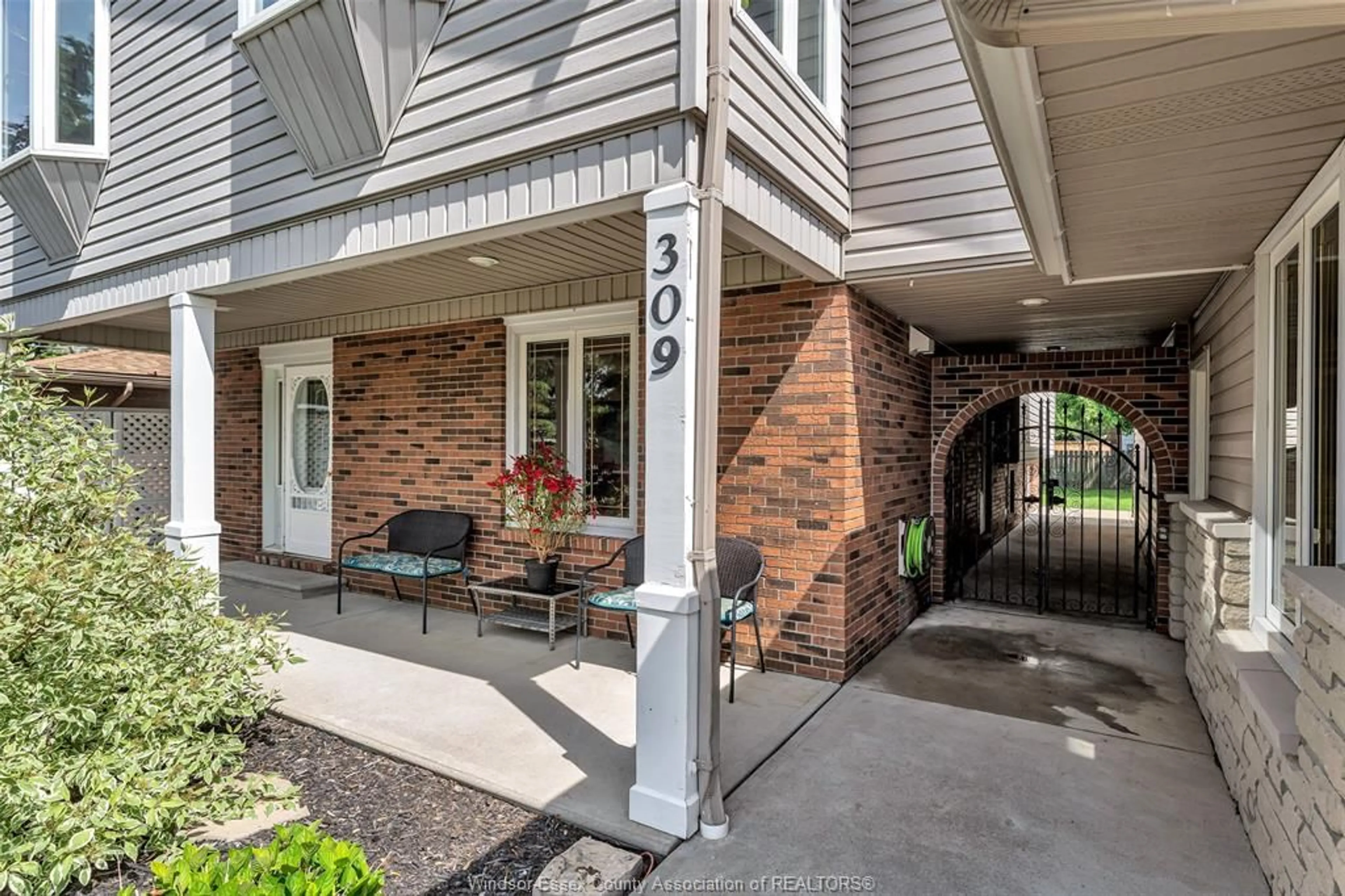 Indoor entryway for 309 MARIE St, Lakeshore Ontario N0R 1A0