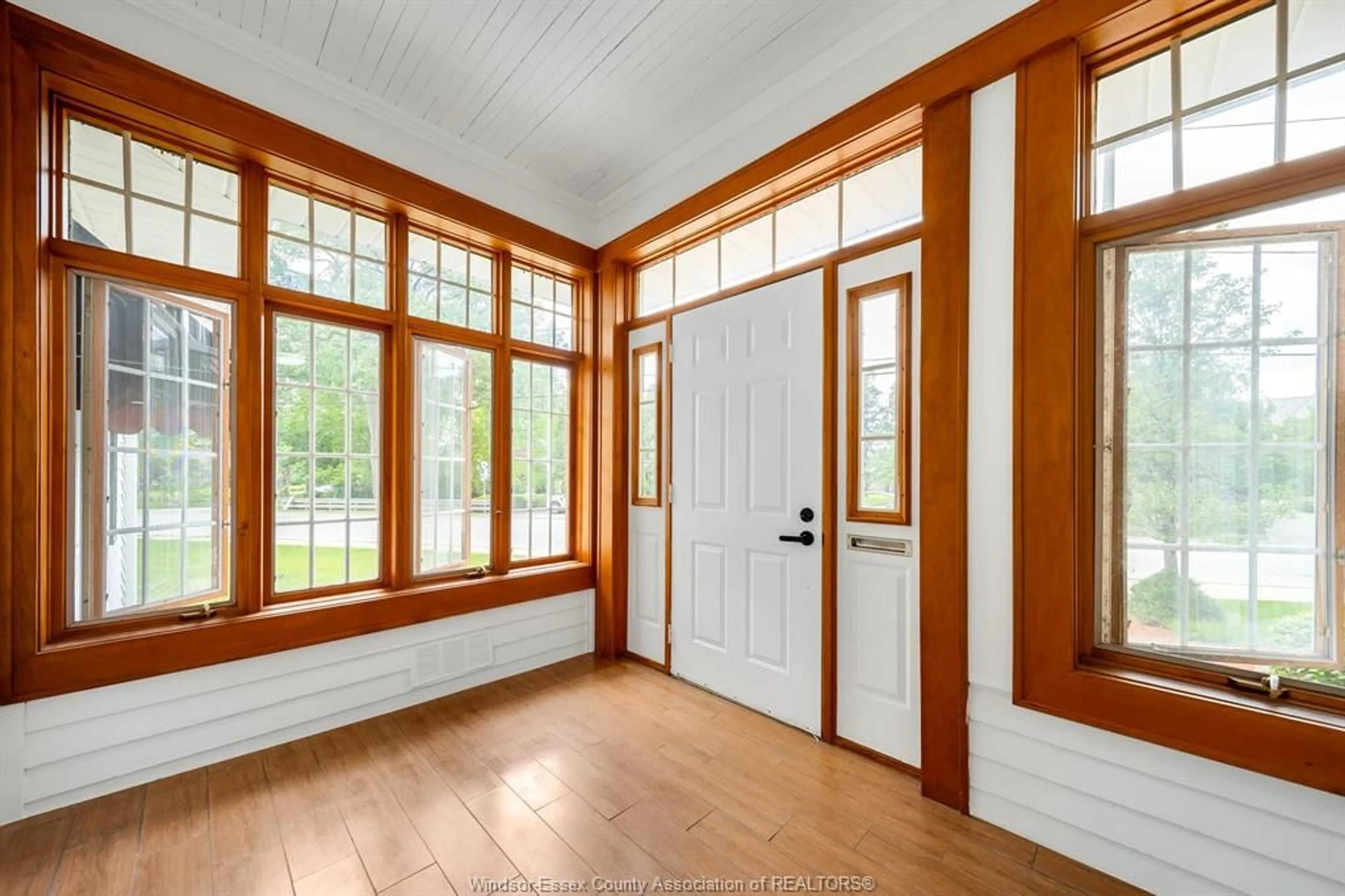 Indoor entryway for 7341 RIVERSIDE Dr, Windsor Ontario N8S 1C7