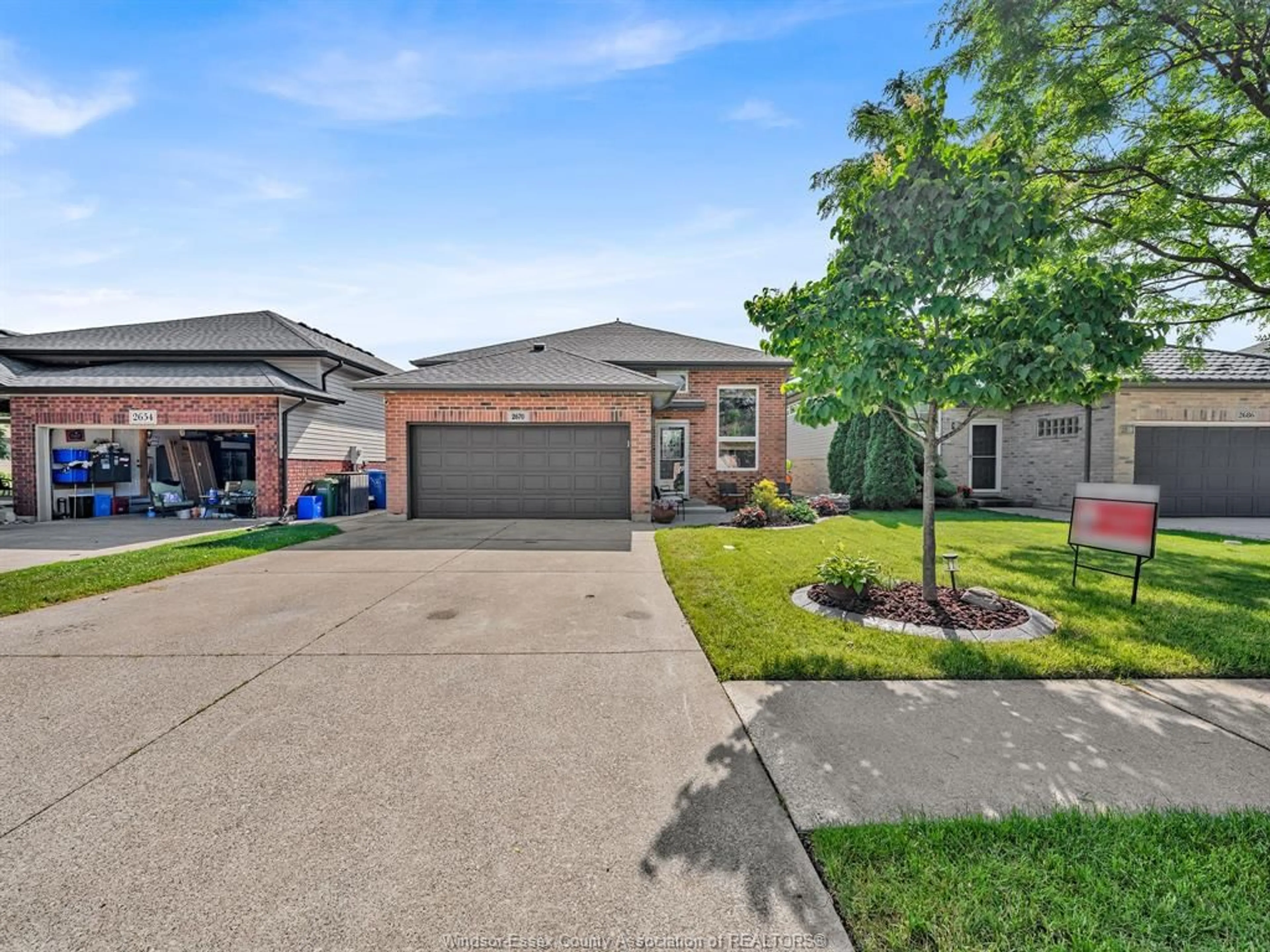 A pic from outside/outdoor area/front of a property/back of a property/a pic from drone, street for 2670 MAITLAND Ave, Windsor Ontario N8P 1Y9