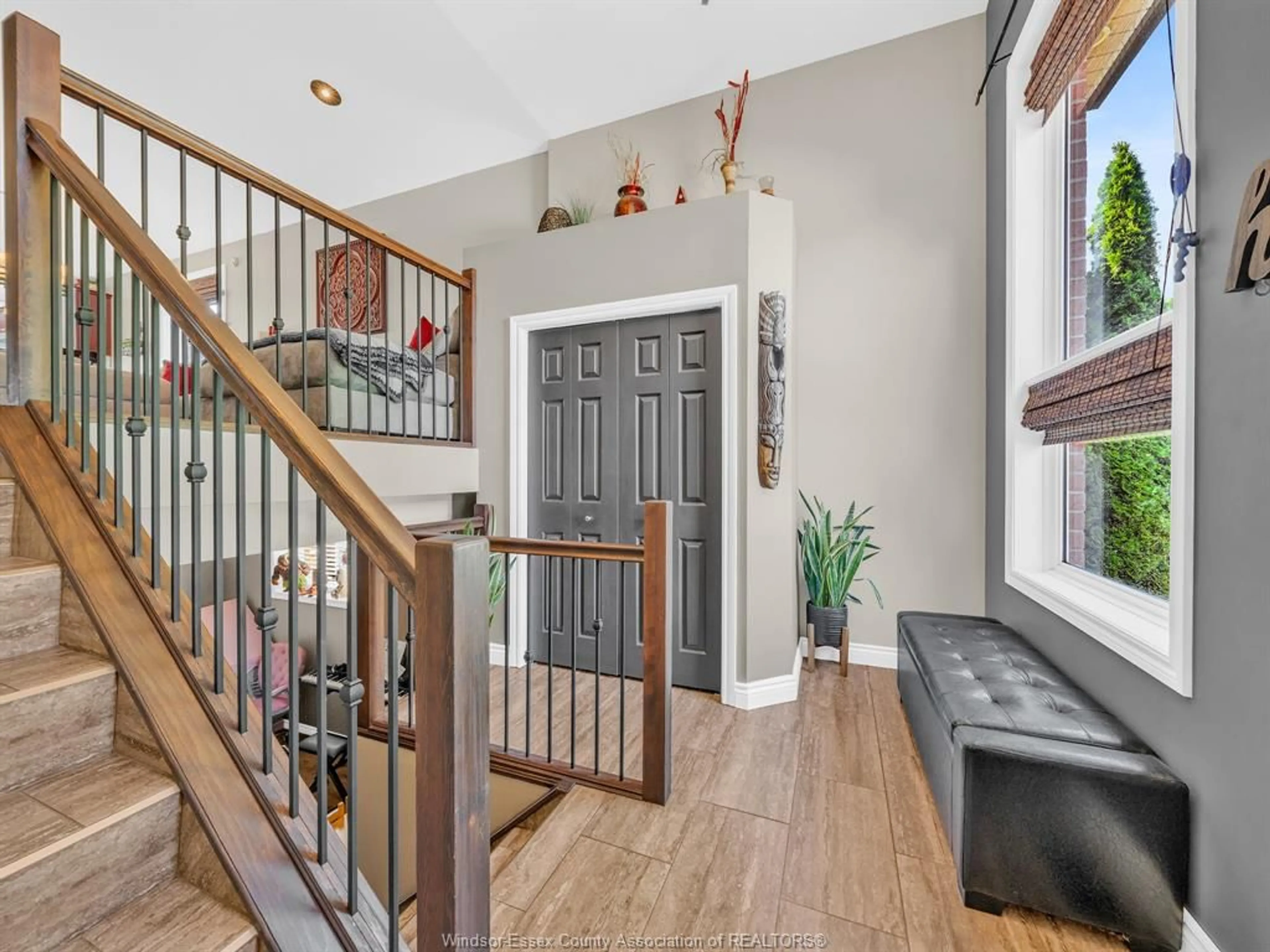 Indoor entryway for 2670 MAITLAND Ave, Windsor Ontario N8P 1Y9