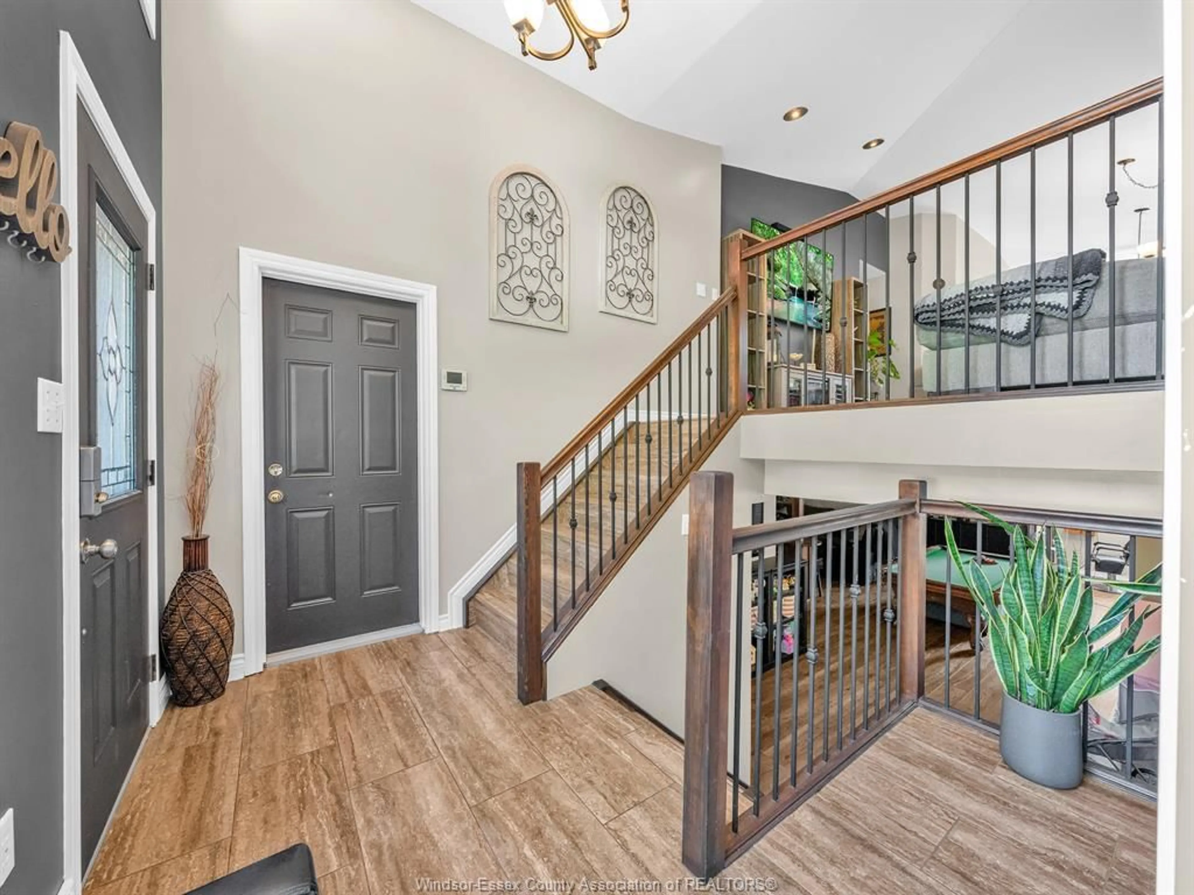 Indoor entryway for 2670 MAITLAND Ave, Windsor Ontario N8P 1Y9