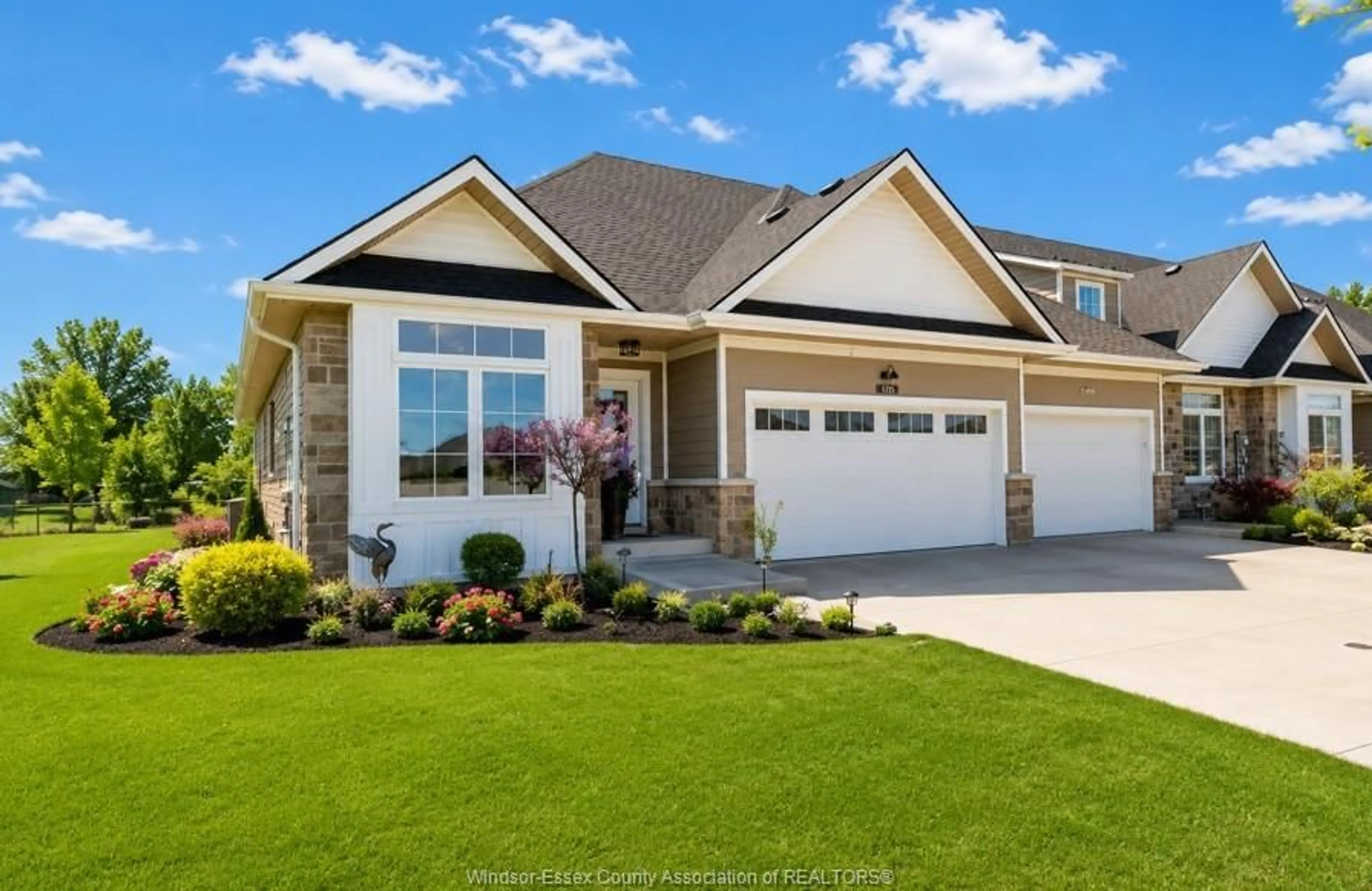 Home with vinyl exterior material, street for 237 LIVINGSTONE, Amherstburg Ontario N9V 0H1