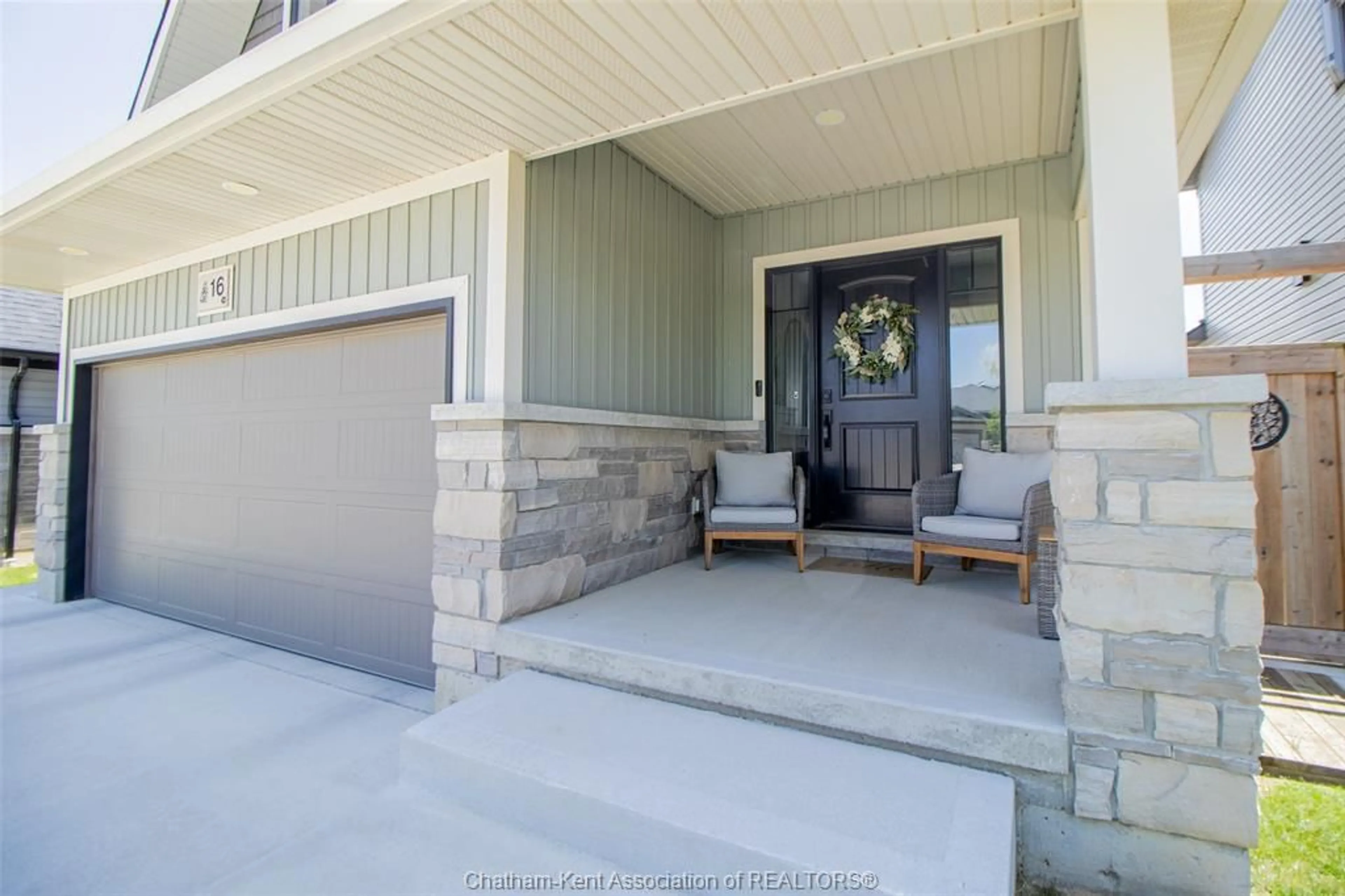 Indoor entryway for 16 Cabot Trail, Chatham Ontario N7L 0A4