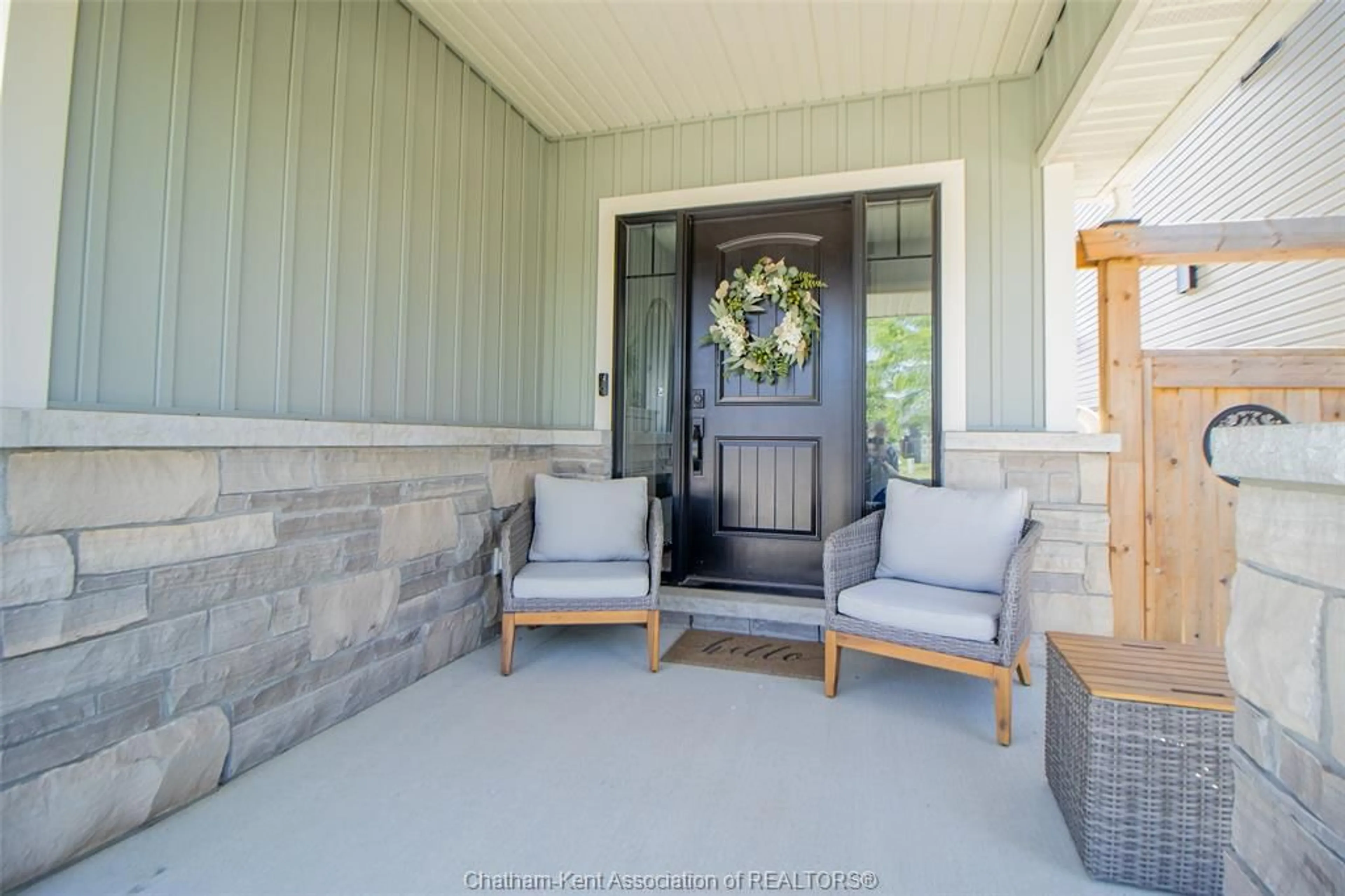 Indoor entryway for 16 Cabot Trail, Chatham Ontario N7L 0A4