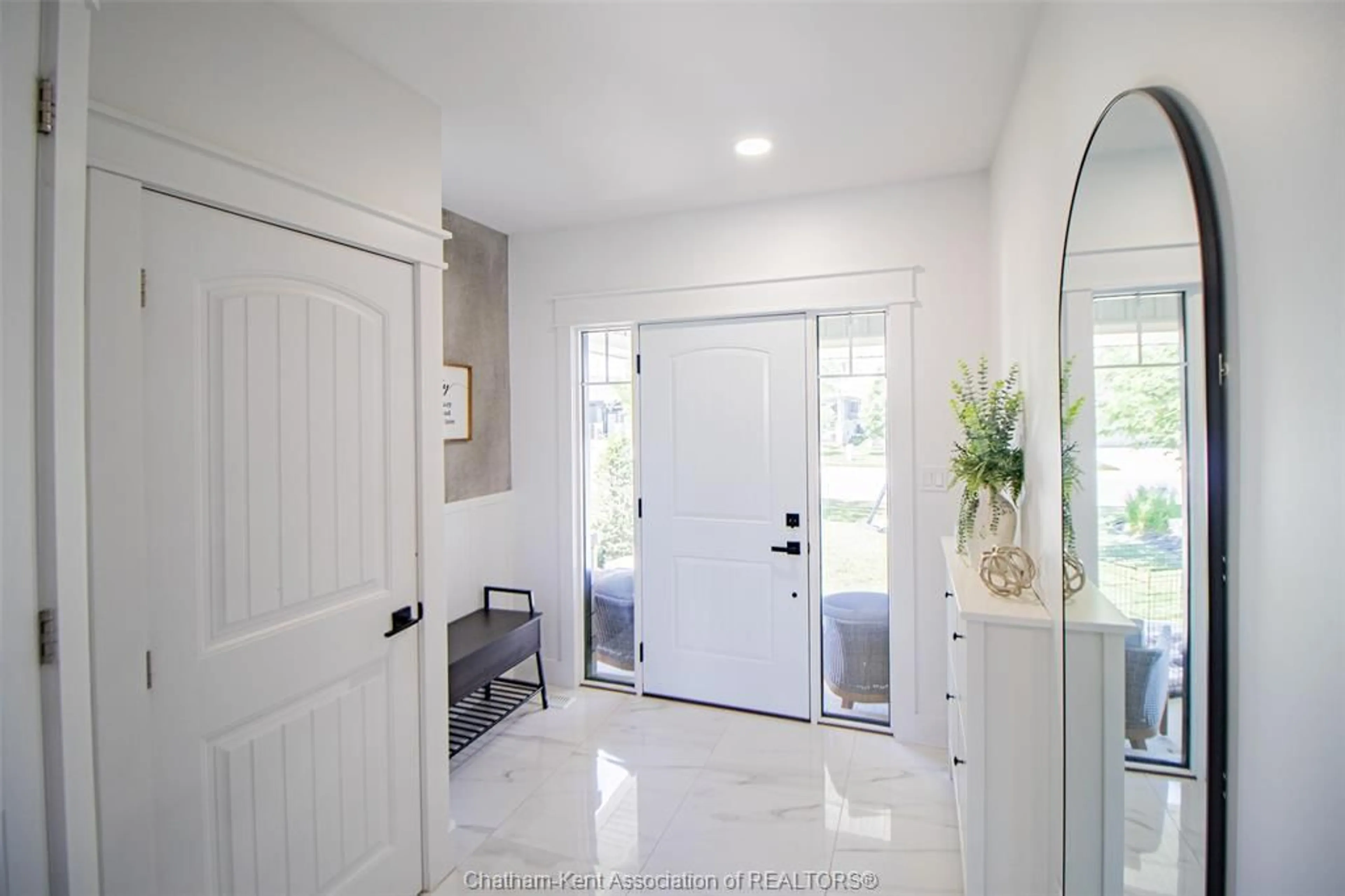 Indoor entryway for 16 Cabot Trail, Chatham Ontario N7L 0A4