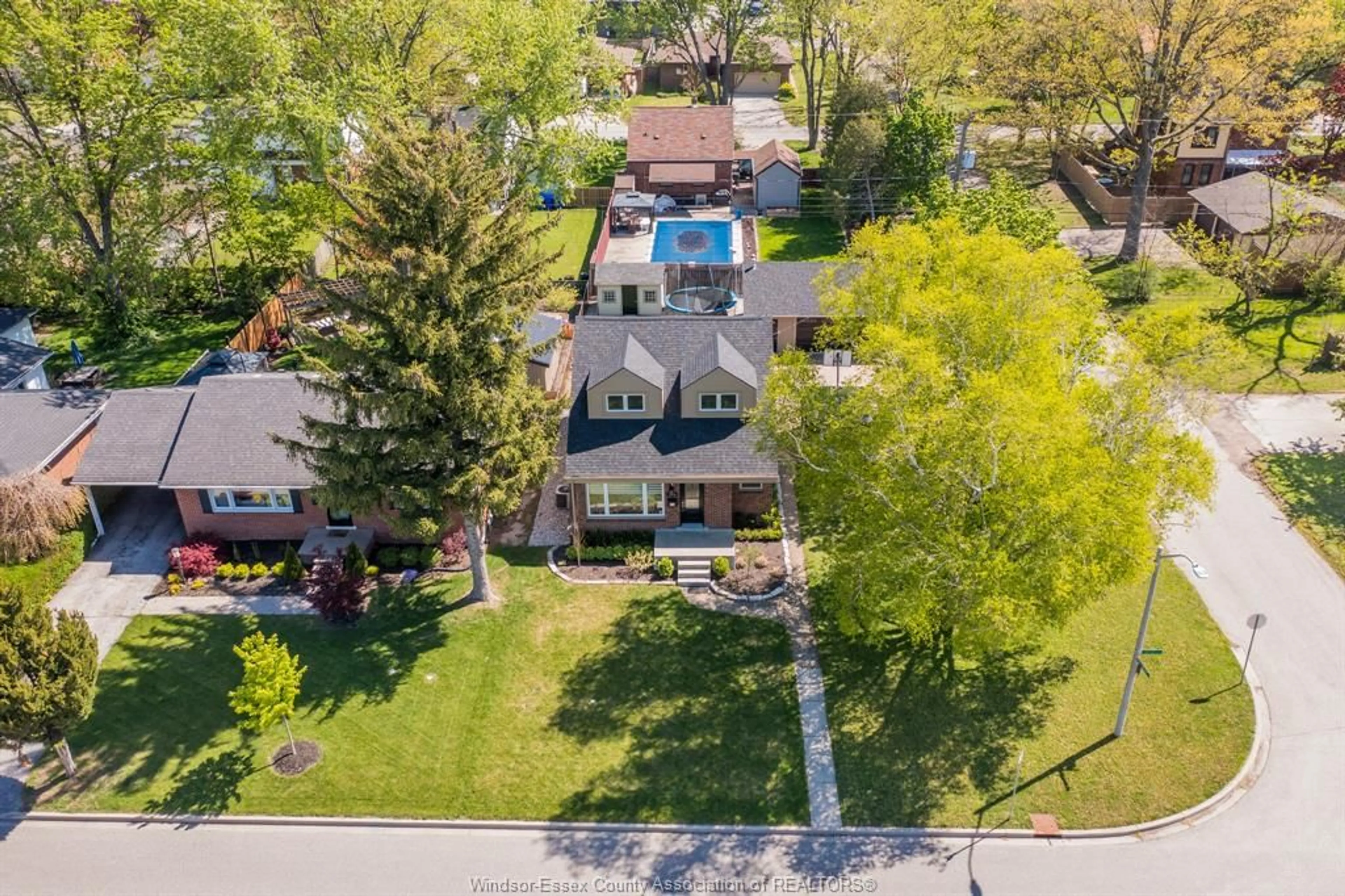 A pic from outside/outdoor area/front of a property/back of a property/a pic from drone, street for 3094 BRUCE, Windsor Ontario N9E 1W4