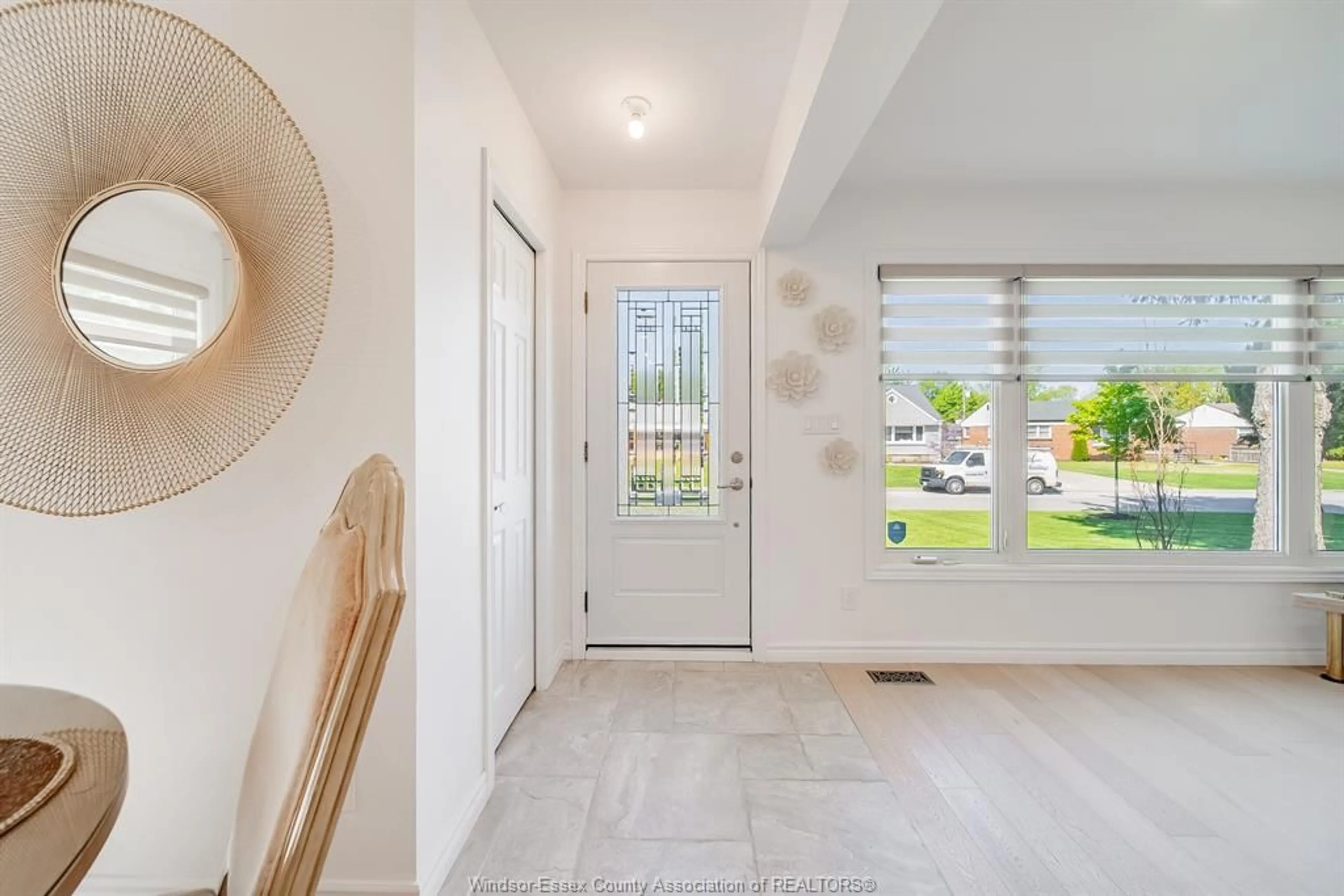 Indoor entryway for 3094 BRUCE, Windsor Ontario N9E 1W4