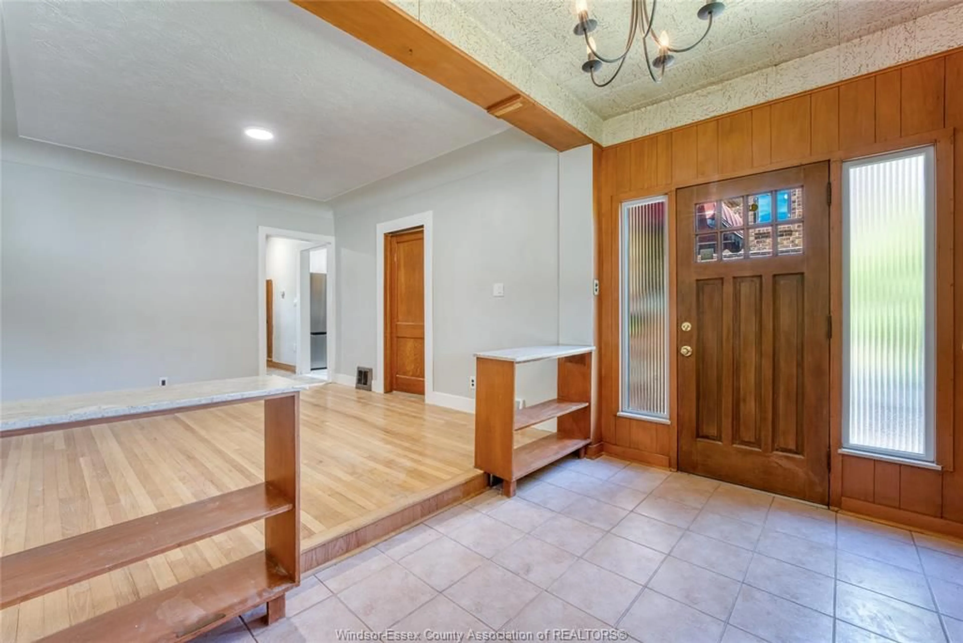 Indoor foyer for 1507 LANGLOIS, Windsor Ontario N8X 4M3