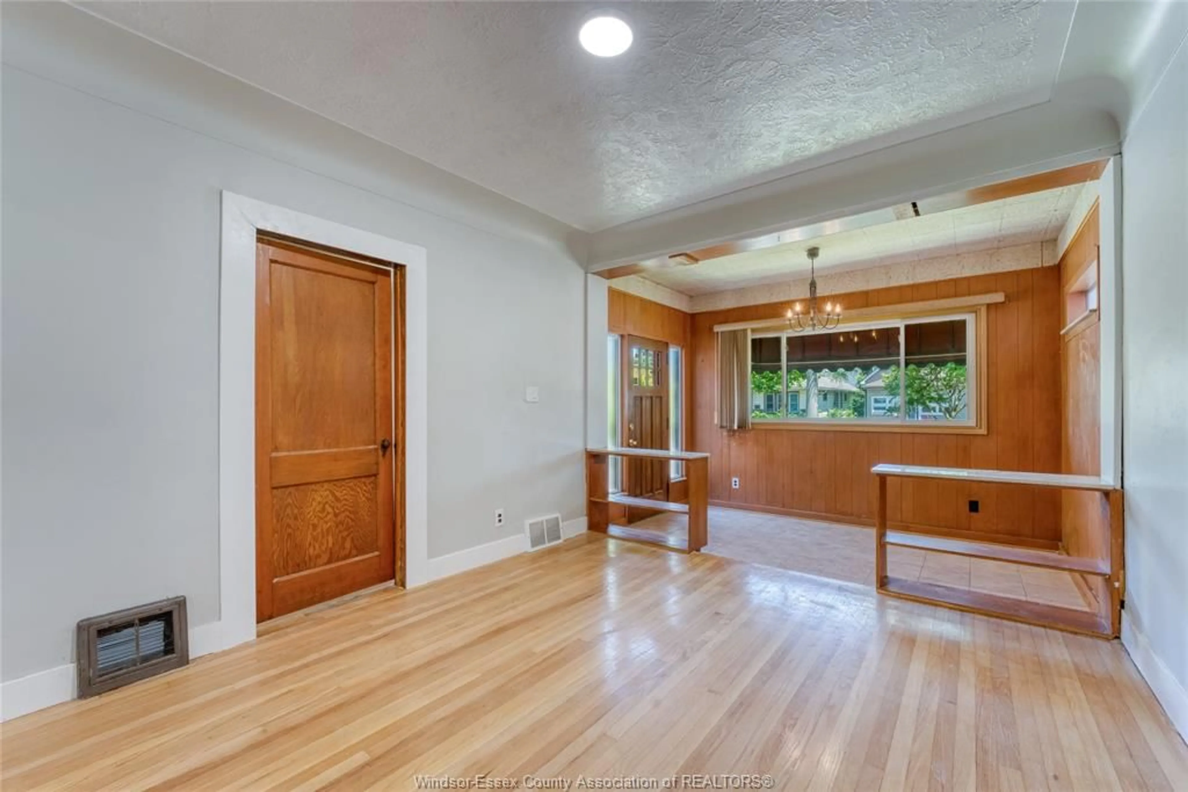 Indoor entryway for 1507 LANGLOIS, Windsor Ontario N8X 4M3