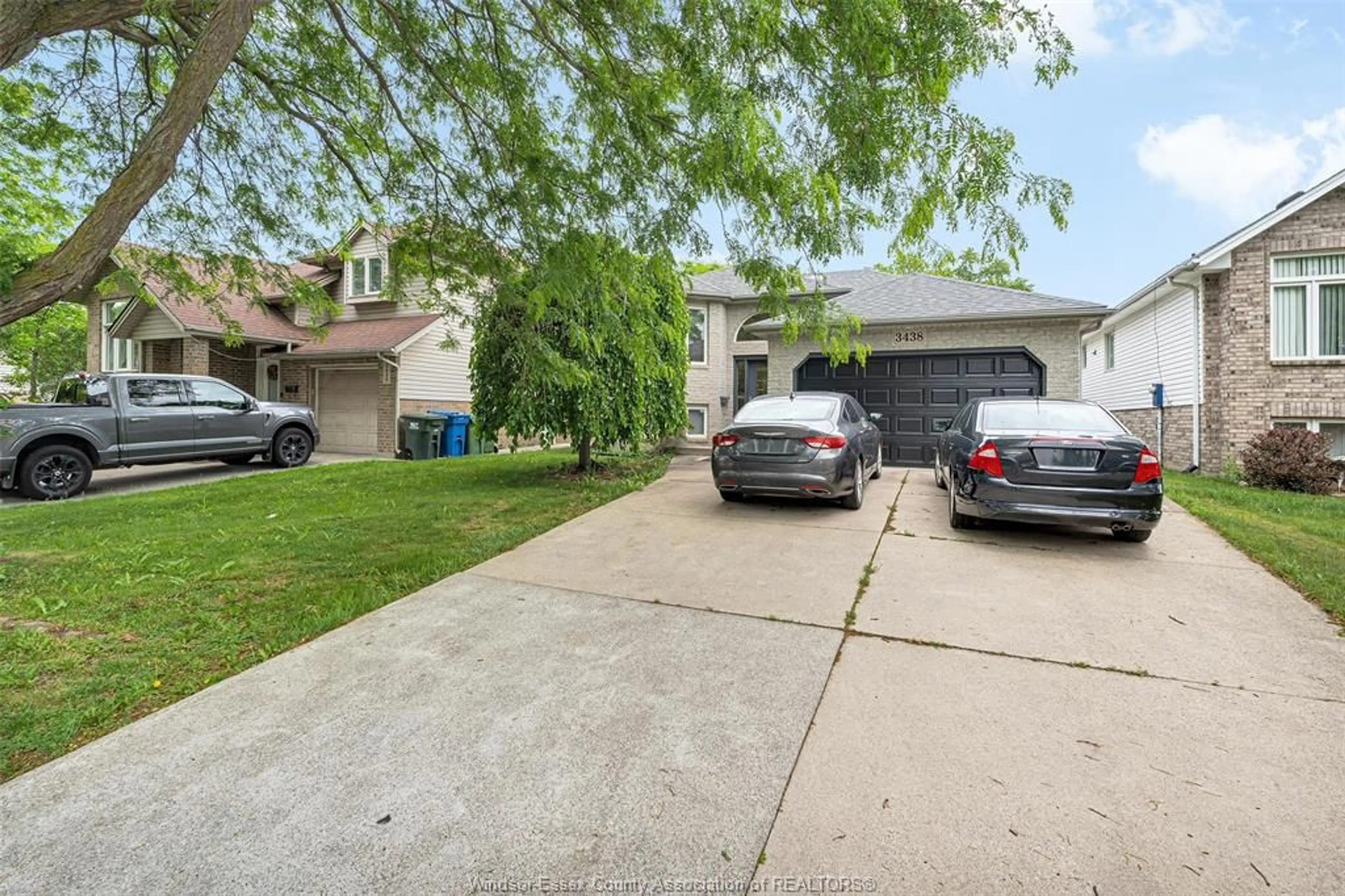 A pic from outside/outdoor area/front of a property/back of a property/a pic from drone, street for 3438 TREELINE Crt, Windsor Ontario N8R 2K3