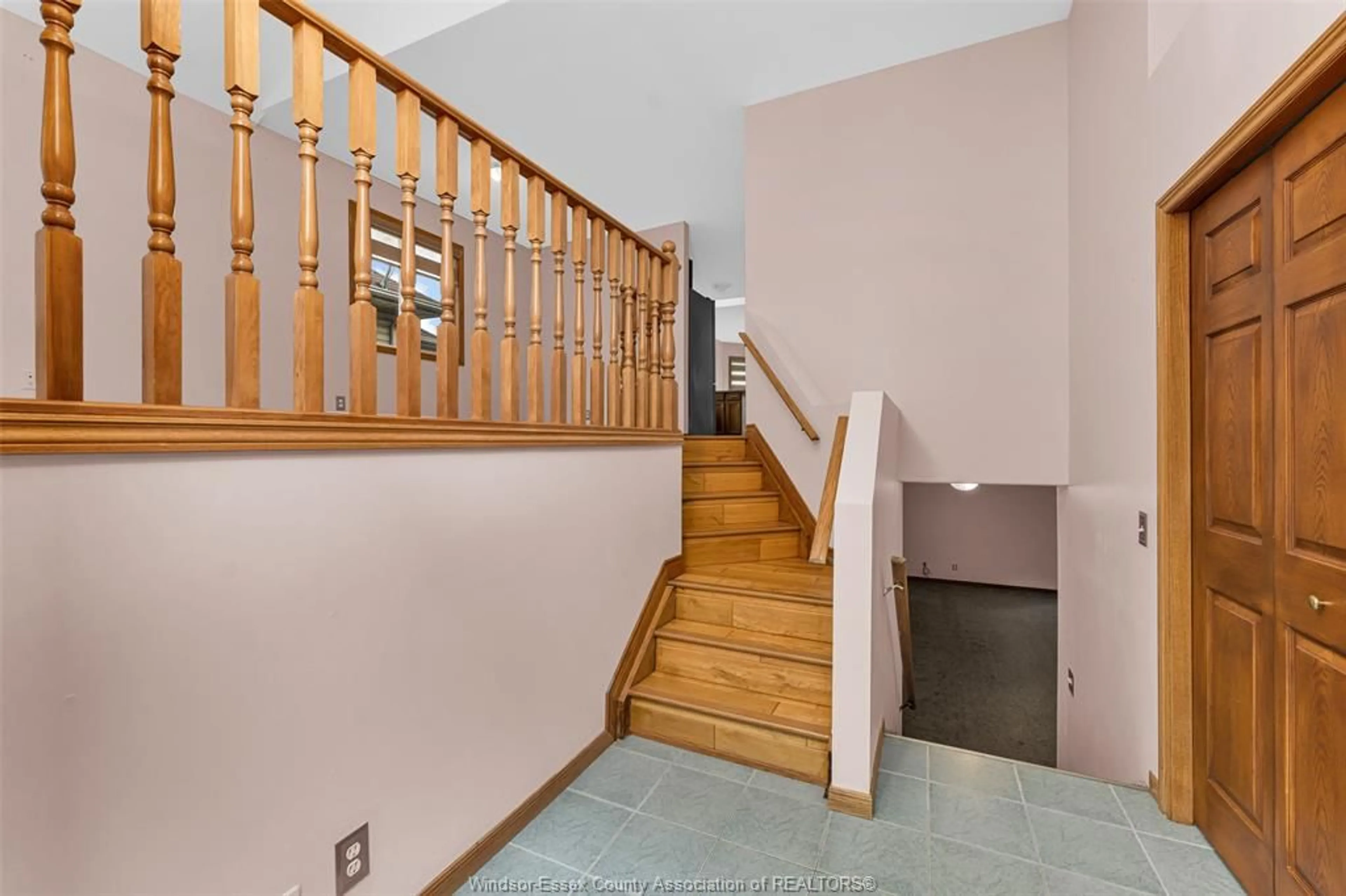 Indoor foyer for 3438 TREELINE Crt, Windsor Ontario N8R 2K3