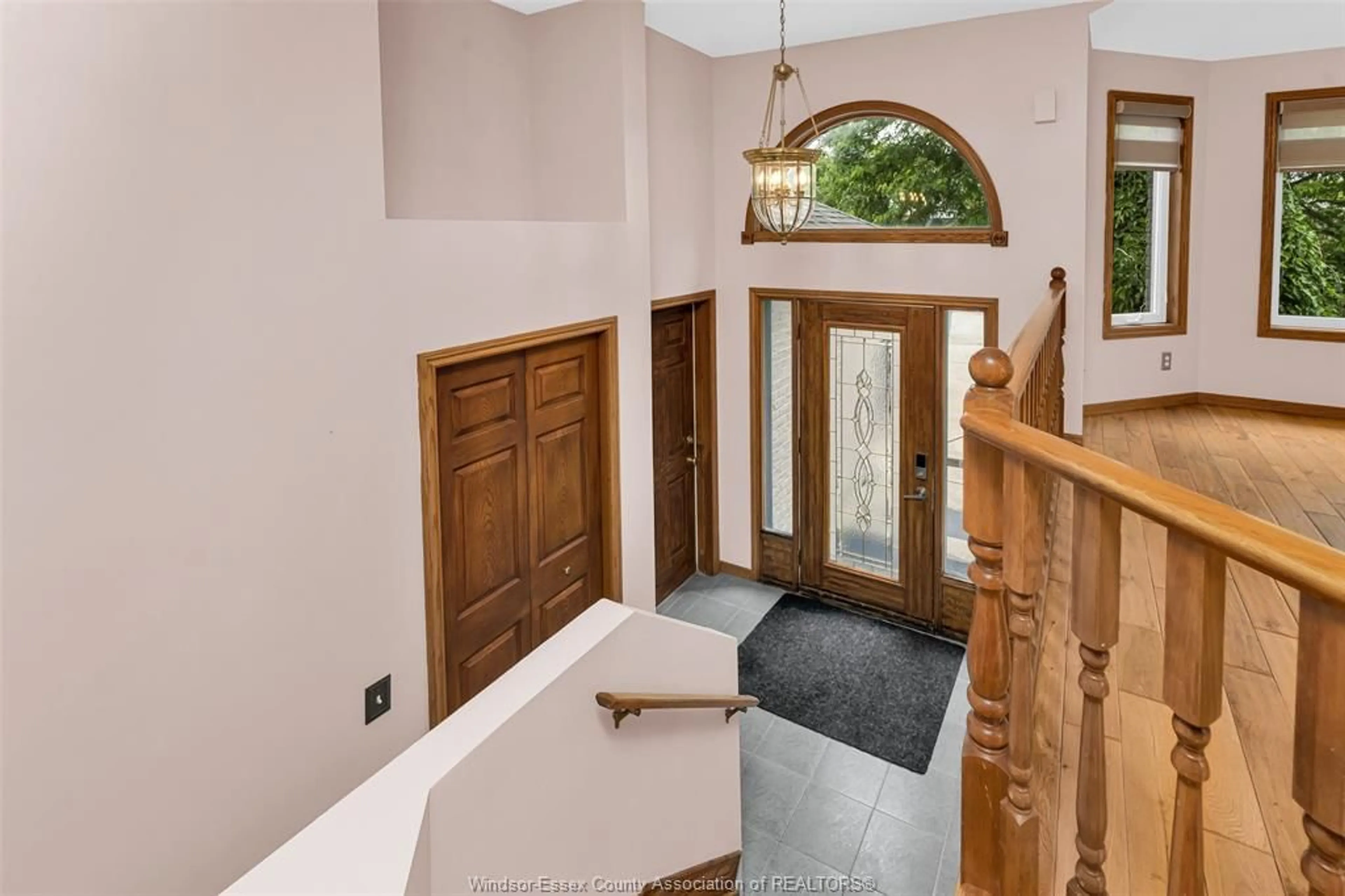 Indoor foyer for 3438 TREELINE Crt, Windsor Ontario N8R 2K3
