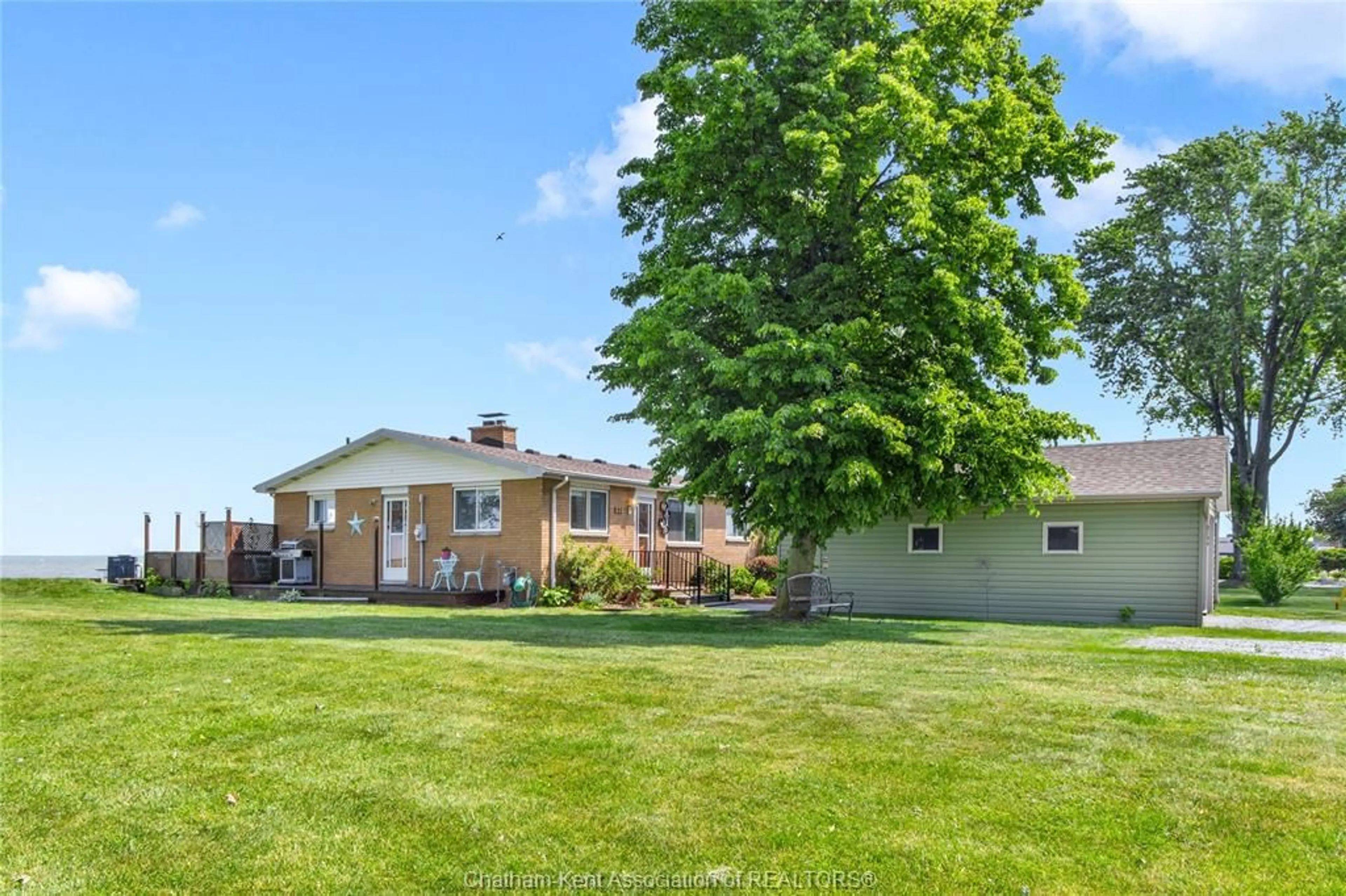A pic from outside/outdoor area/front of a property/back of a property/a pic from drone, unknown for 95 ISLAND Cres, Lighthouse Cove Ontario N0P 2L0